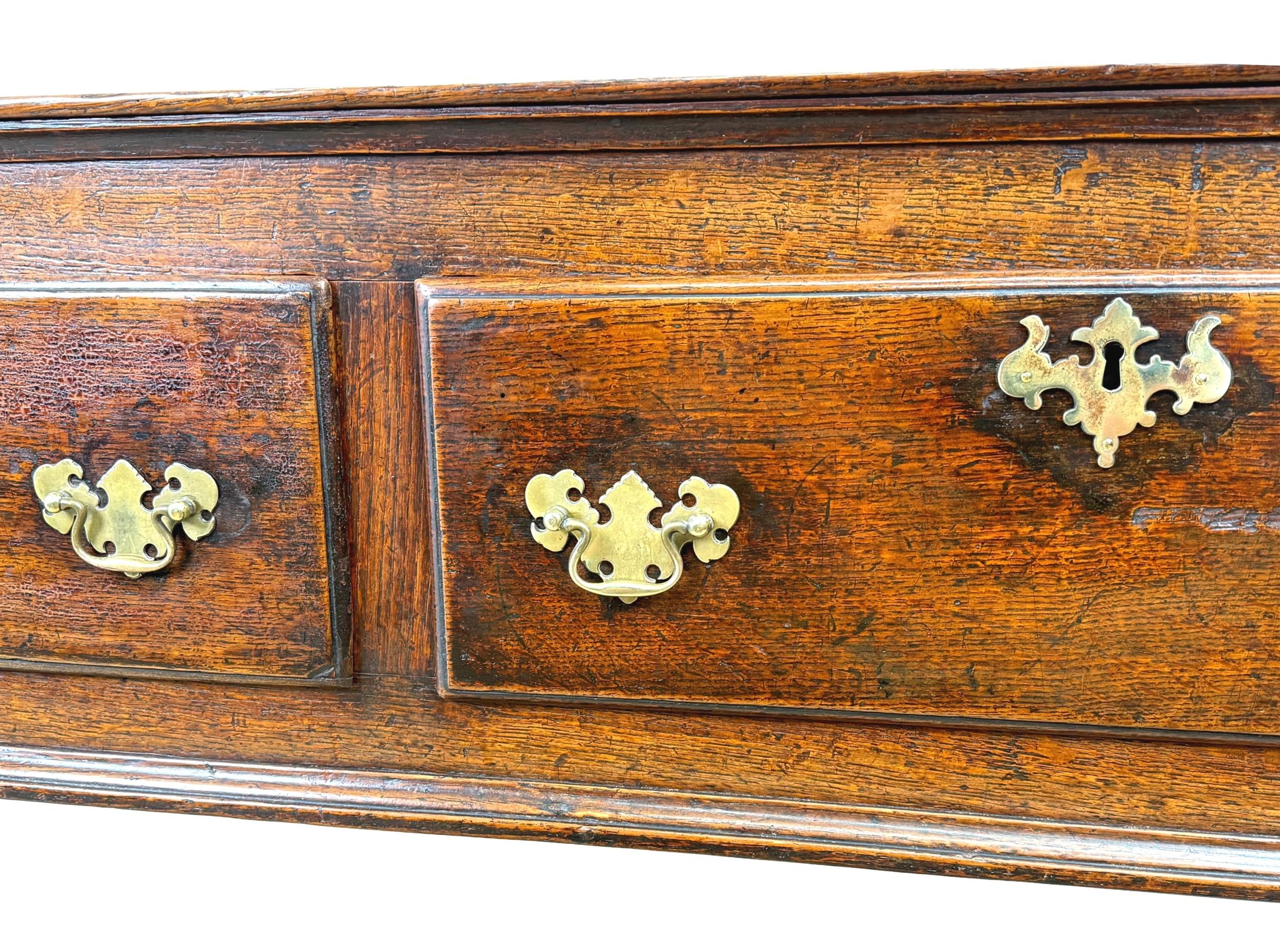 Base de commode à pieds dame en Oak du milieu du 18e siècle en vente 1