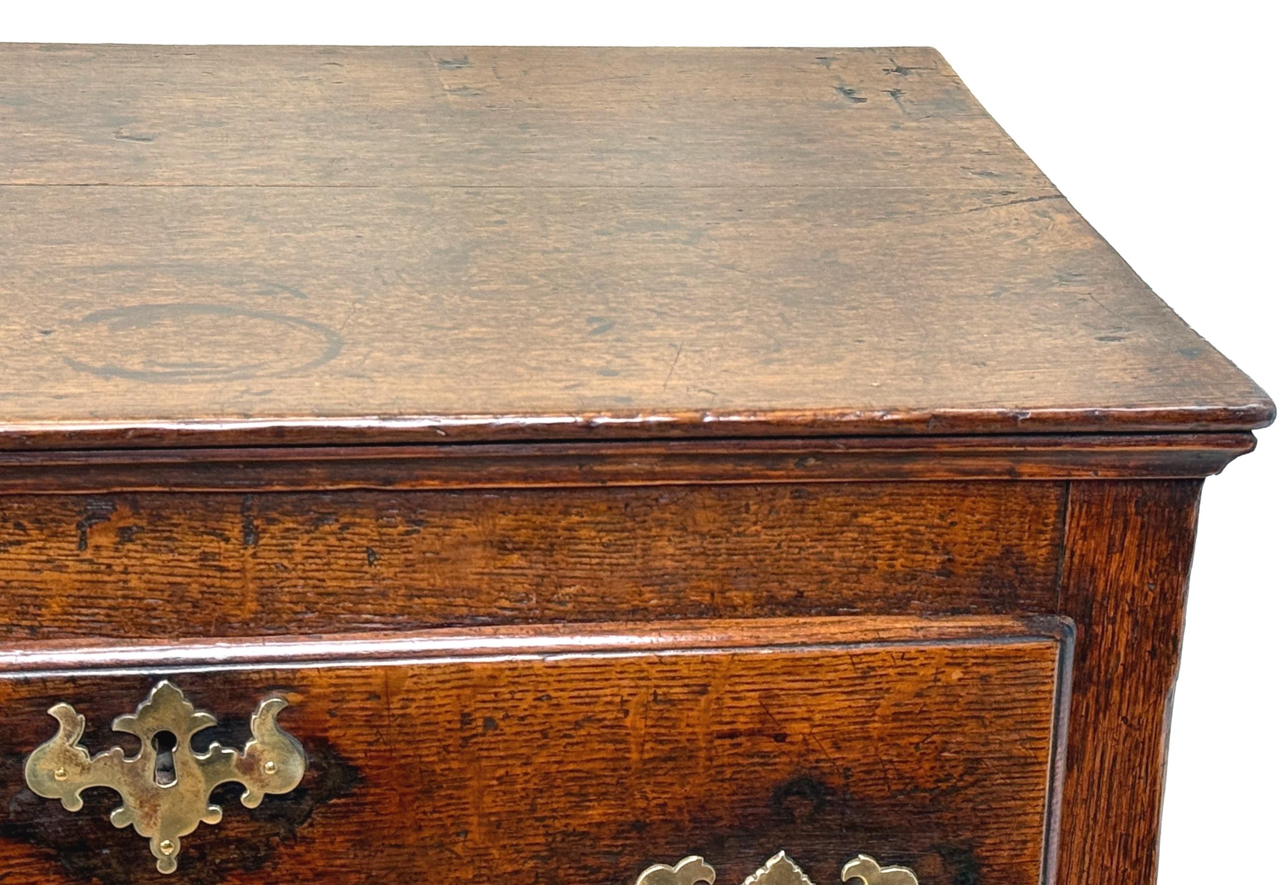 Base de commode à pieds dame en Oak du milieu du 18e siècle en vente 2