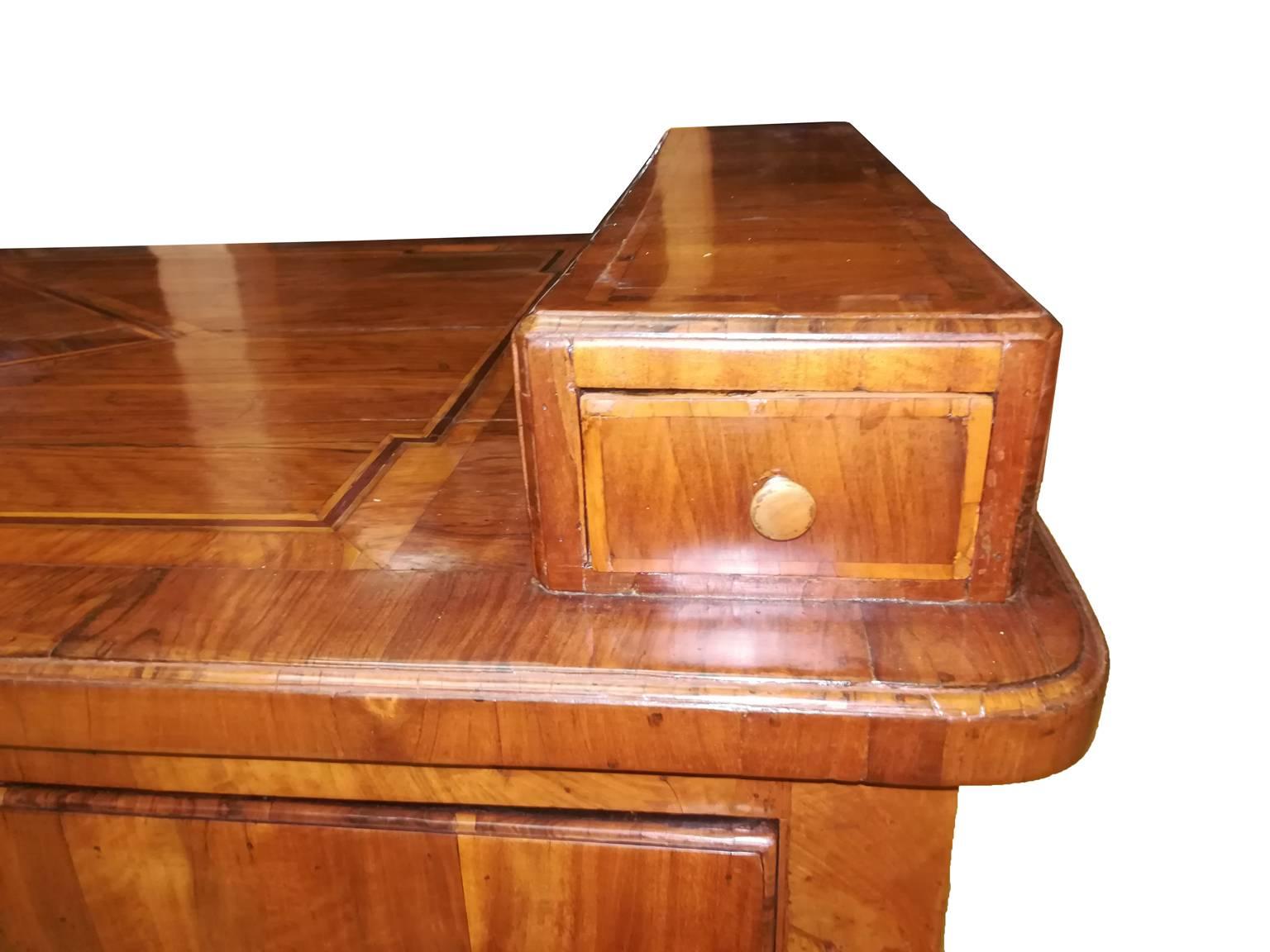 Italia Mediados del Siglo XVIII Escritorio de Madera de Raíz de Olivo con Dibujos de Estilo Regencia Hecho a mano en venta