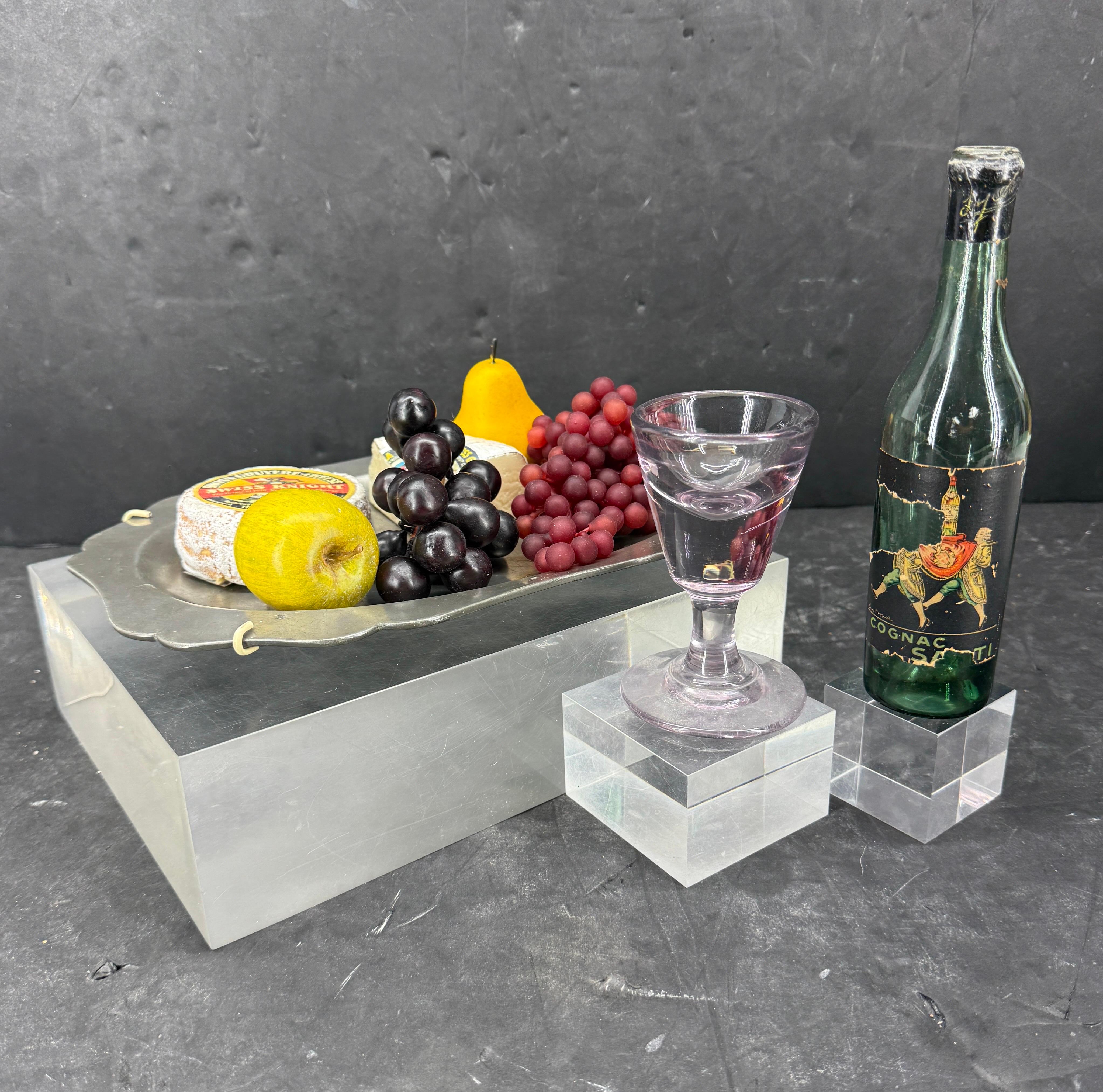 Questo vassoio di peltro, che si trova in Danimarca, viene utilizzato per l'uva e il formaggio con una bella bottiglia di vino al suo fianco. Usura e patina imbattibili. Un pezzo molto affascinante da aggiungere alla collezione. 
Il vassoio è dotato