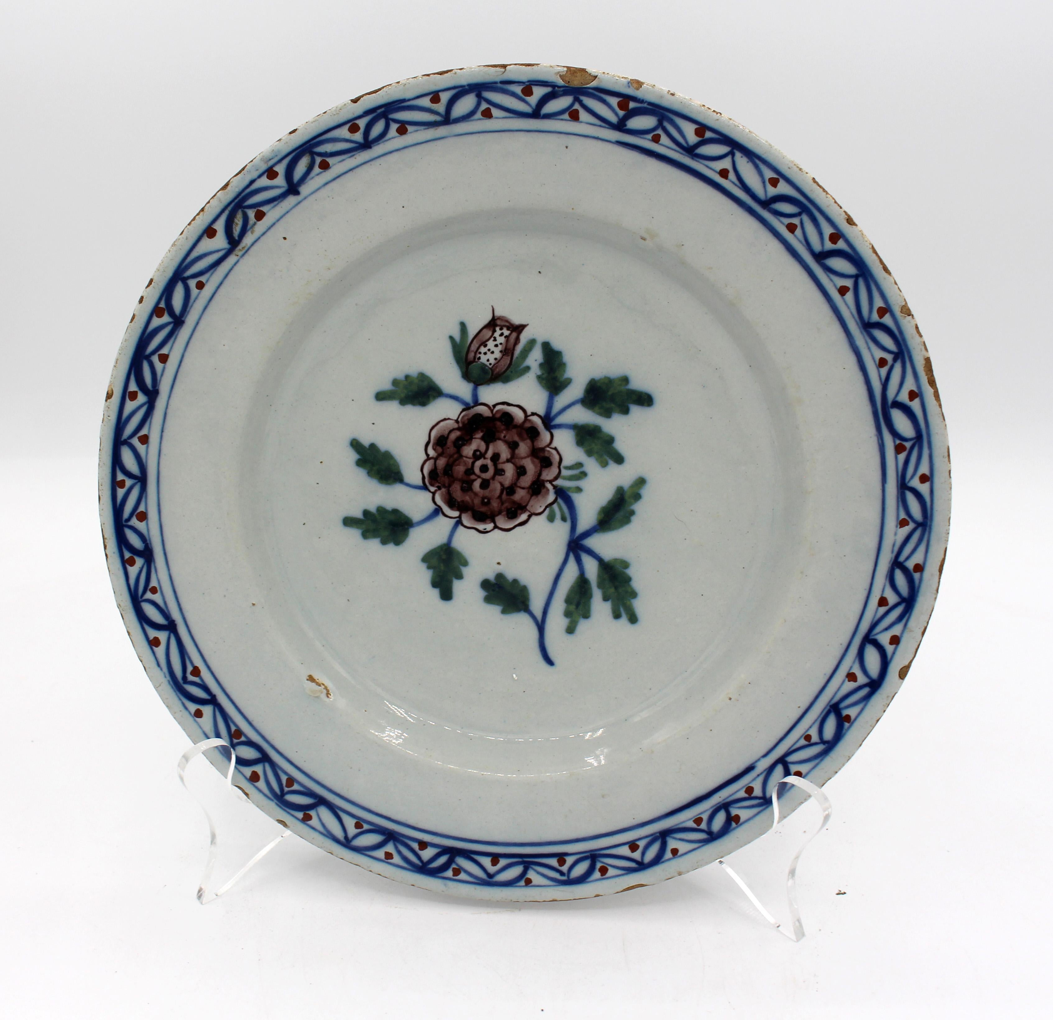 Mouvement esthétique Paire d'assiettes polychromes de Delft du milieu du XVIIIe siècle en vente