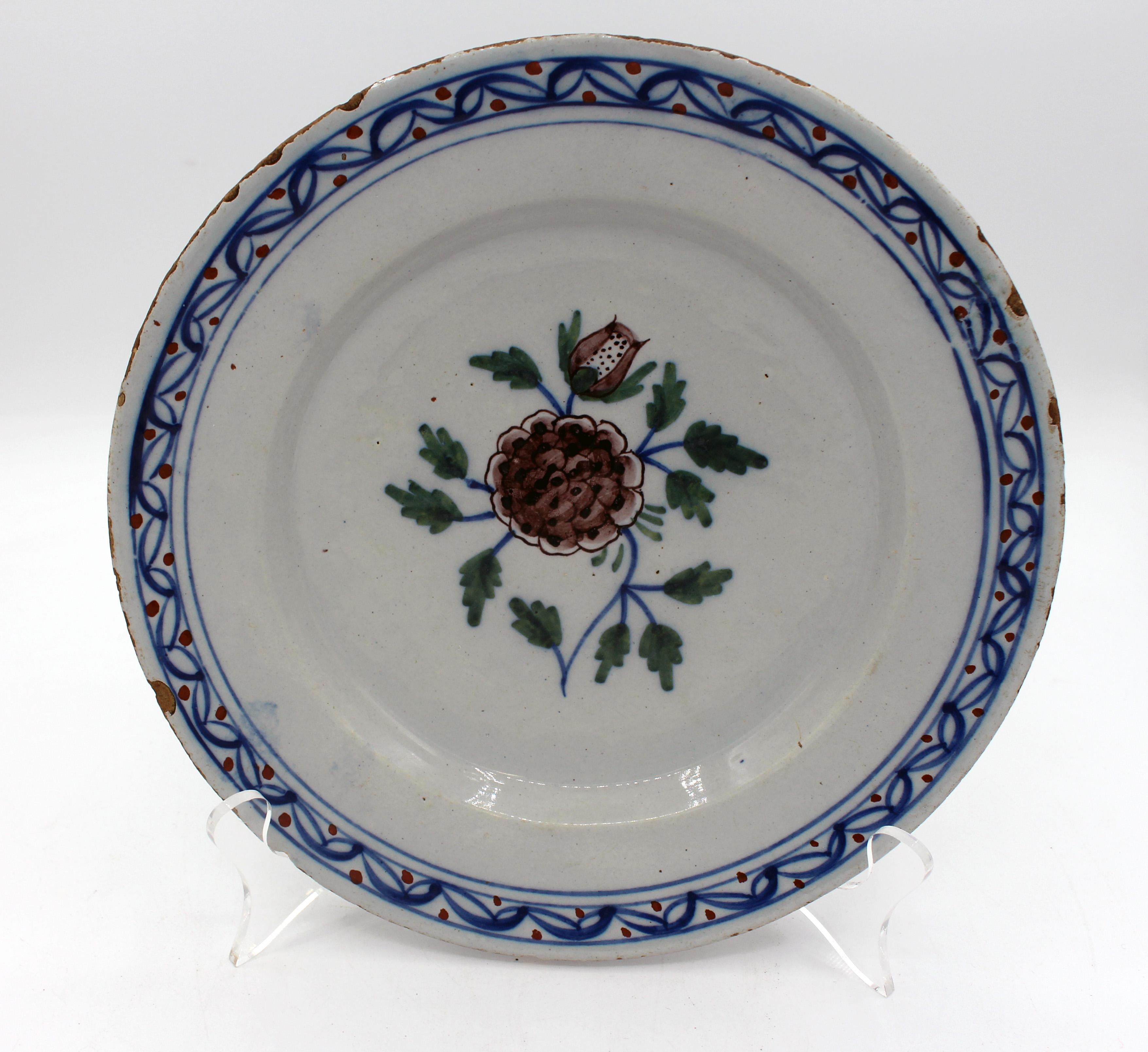 Céramique Paire d'assiettes polychromes de Delft du milieu du XVIIIe siècle en vente
