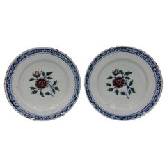 Pareja de platos policromados de Delft de mediados del siglo XVIII