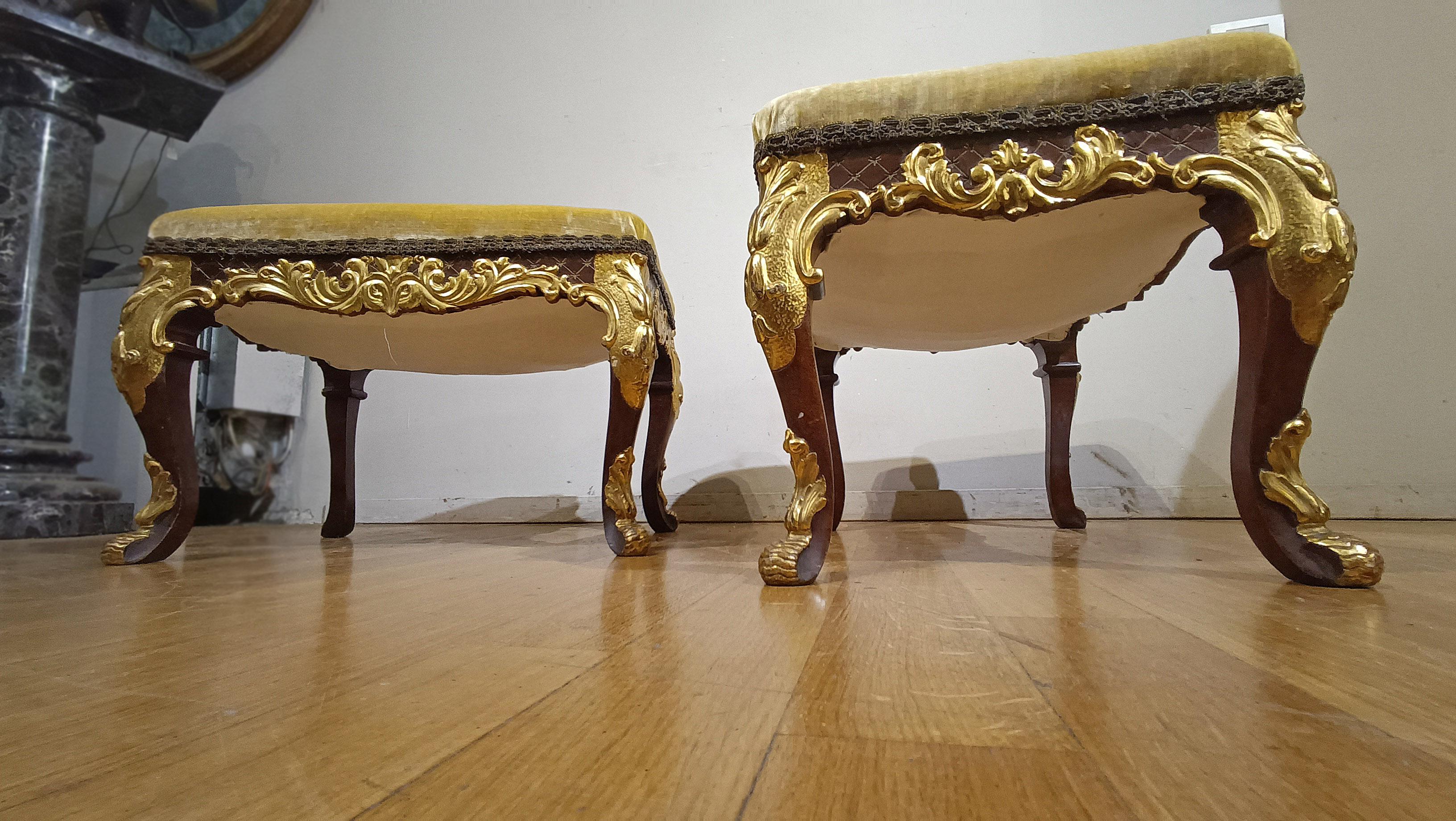 MID-18th CENTURY PAIR OF GILT WALNUT STOOLS en vente 3