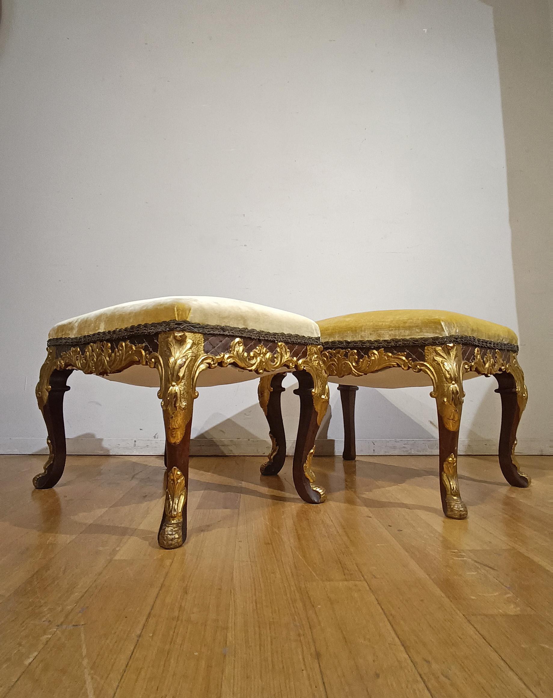 Italian MID-18th CENTURY PAIR OF GILT WALNUT STOOLS en vente