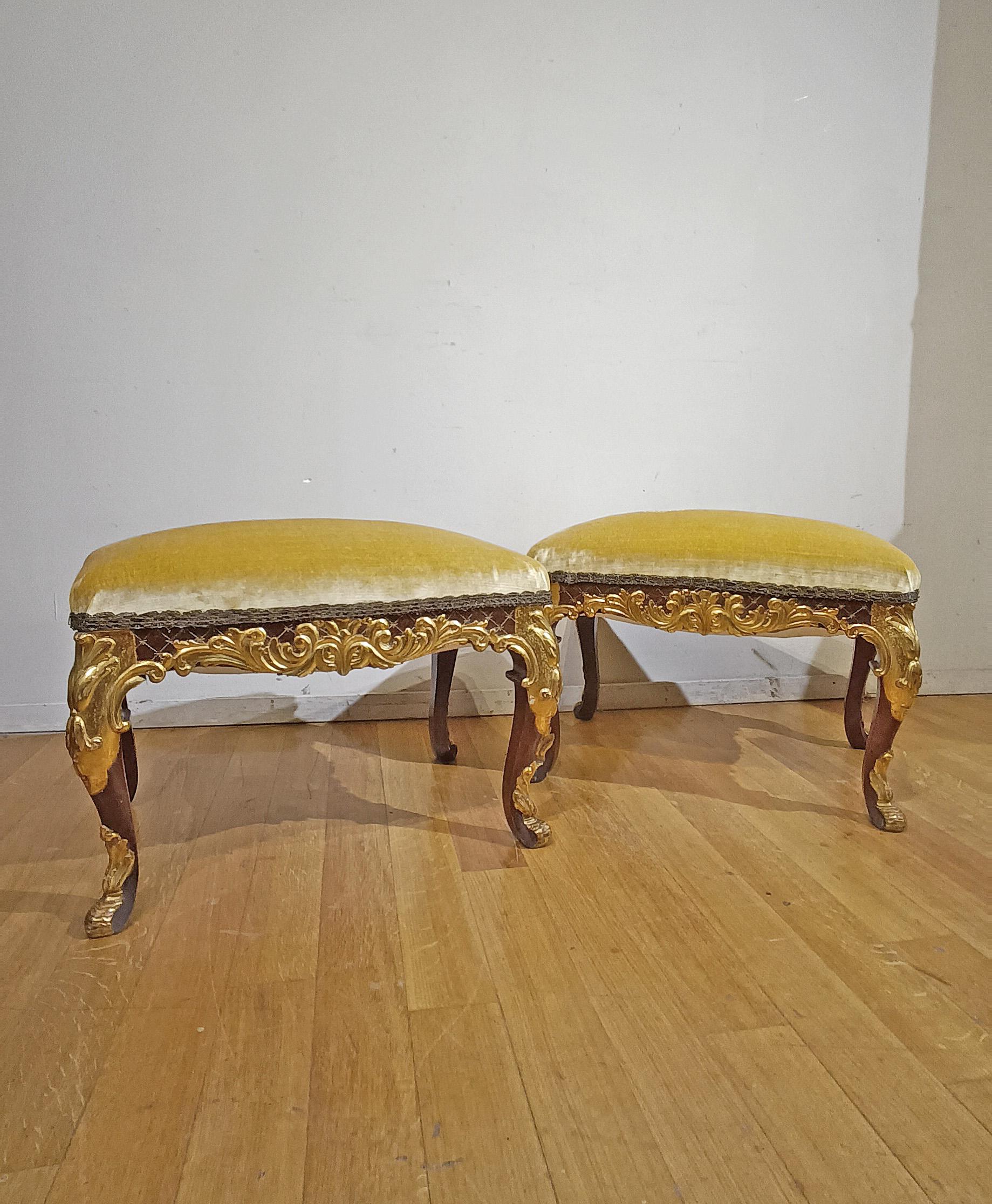 Sculpté à la main MID-18th CENTURY PAIR OF GILT WALNUT STOOLS en vente