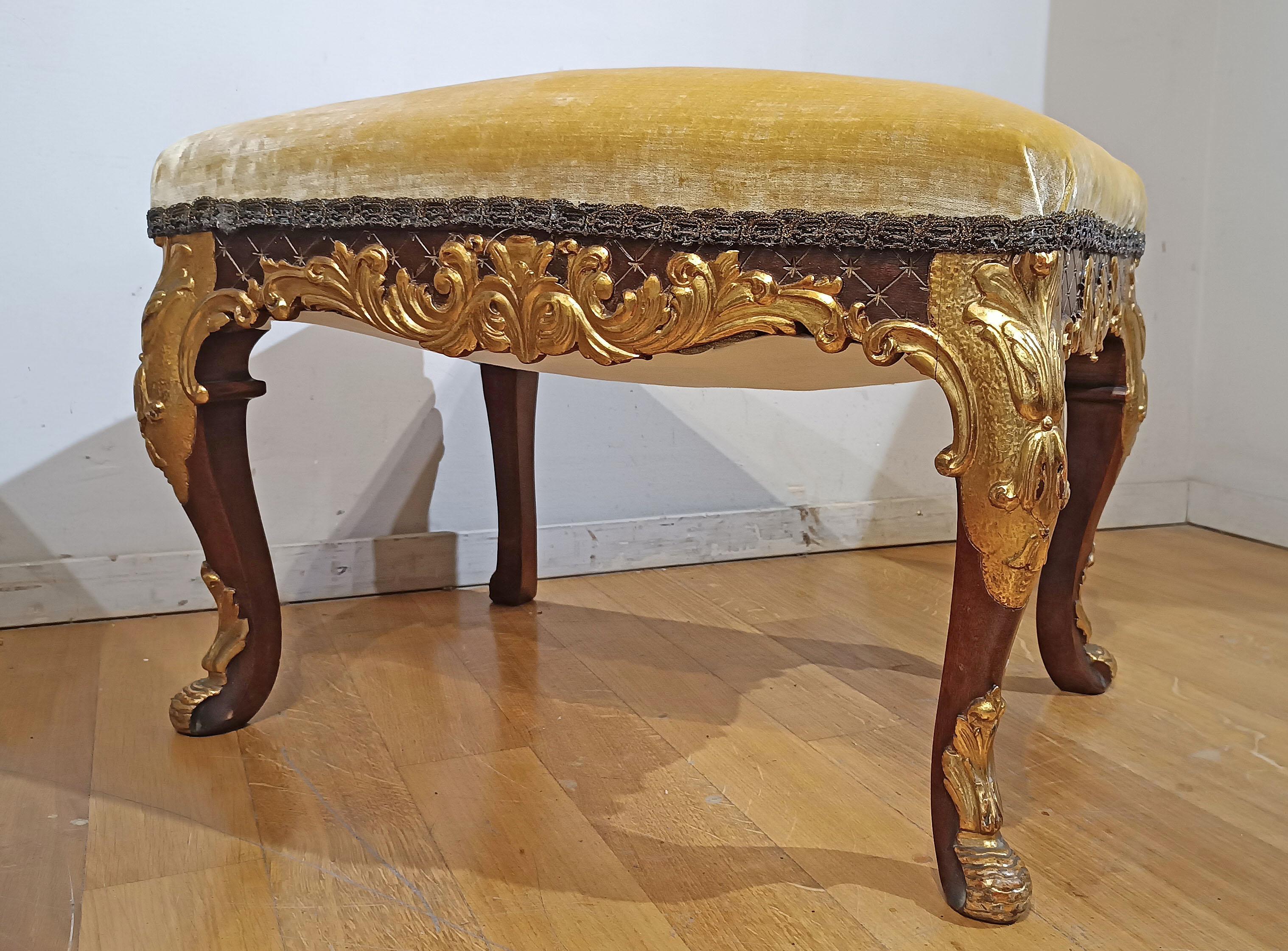 MID-18th CENTURY PAIR OF GILT WALNUT STOOLS Bon état - En vente à Firenze, FI