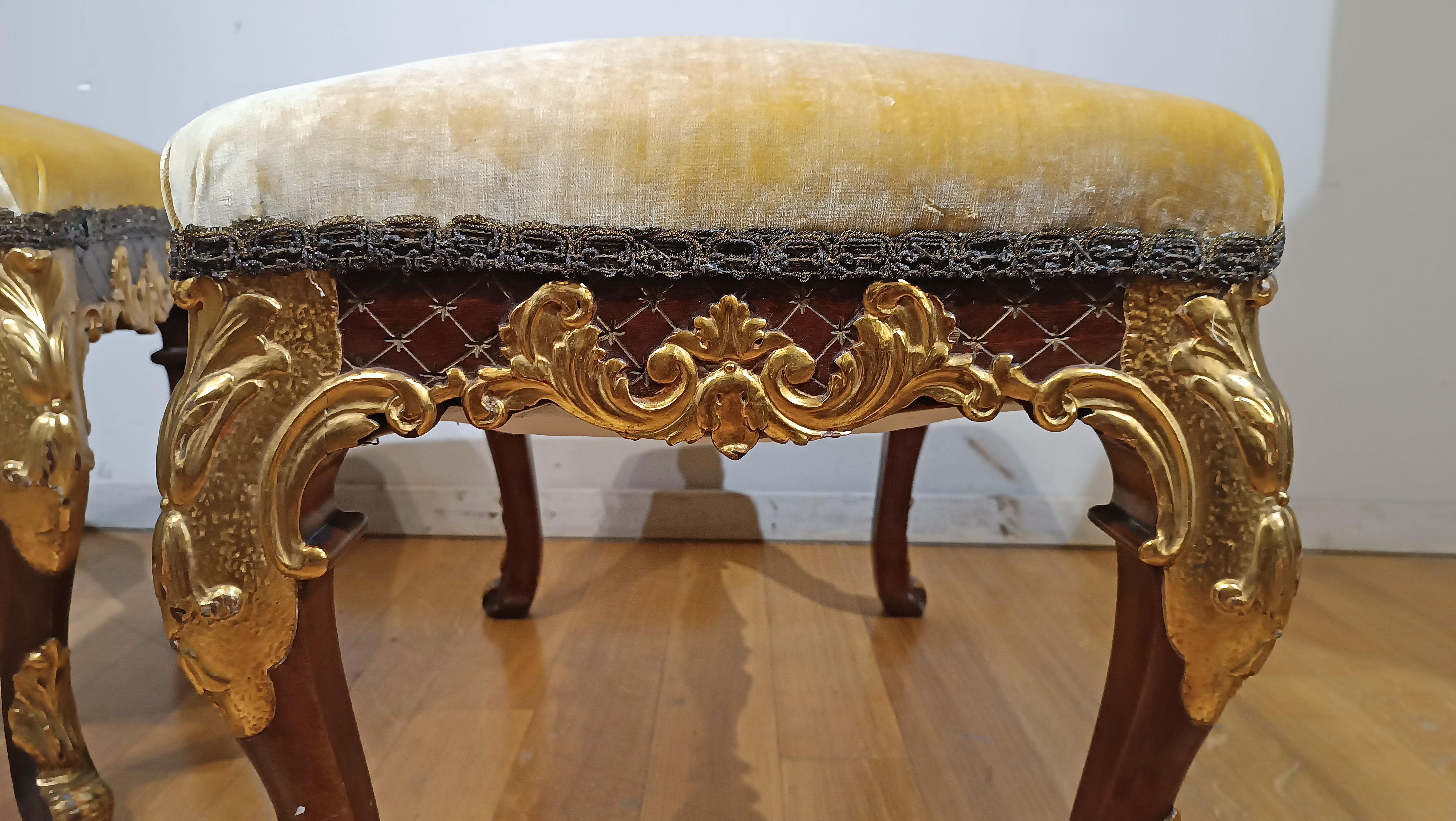 Tissu MID-18th CENTURY PAIR OF GILT WALNUT STOOLS en vente