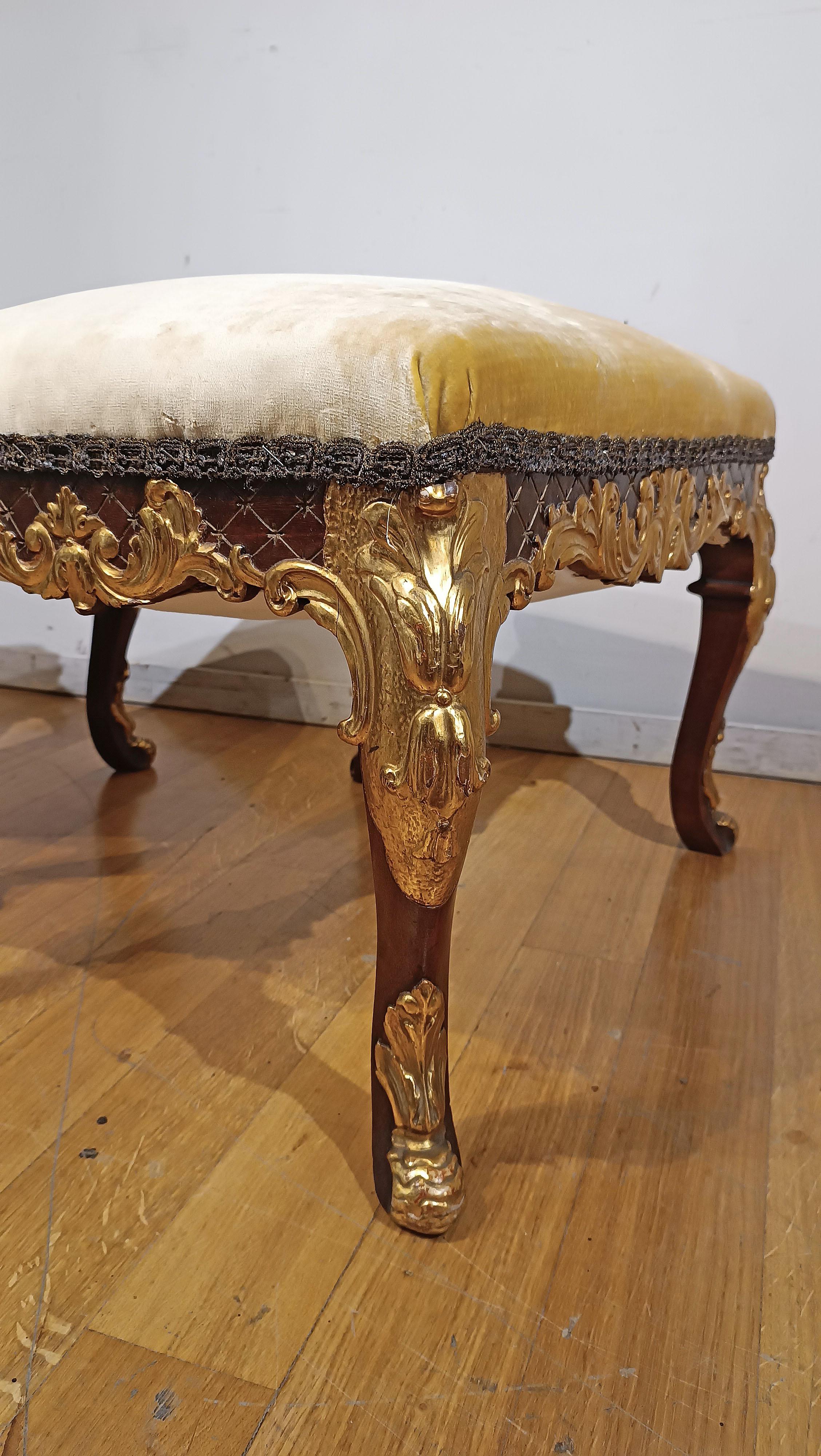 MID-18th CENTURY PAIR OF GILT WALNUT STOOLS en vente 1