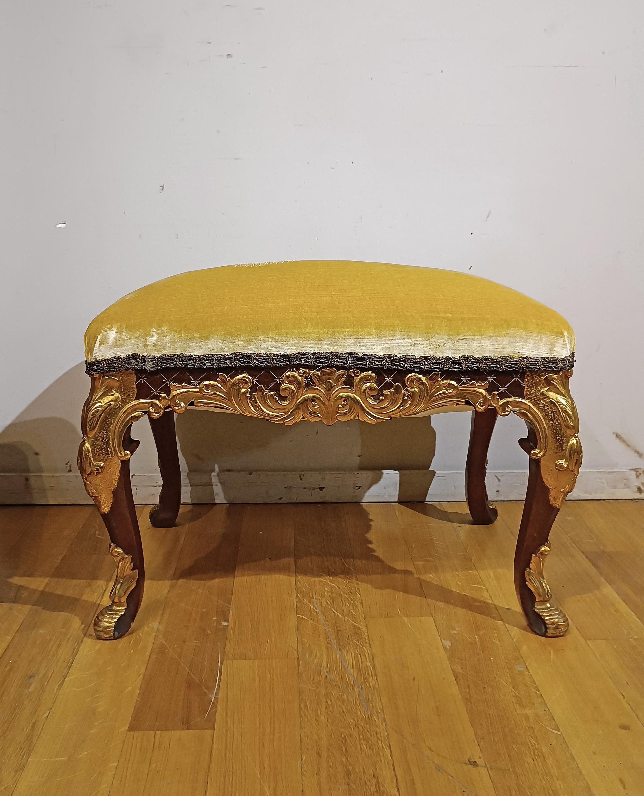 MID-18th CENTURY PAIR OF GILT WALNUT STOOLS en vente 2
