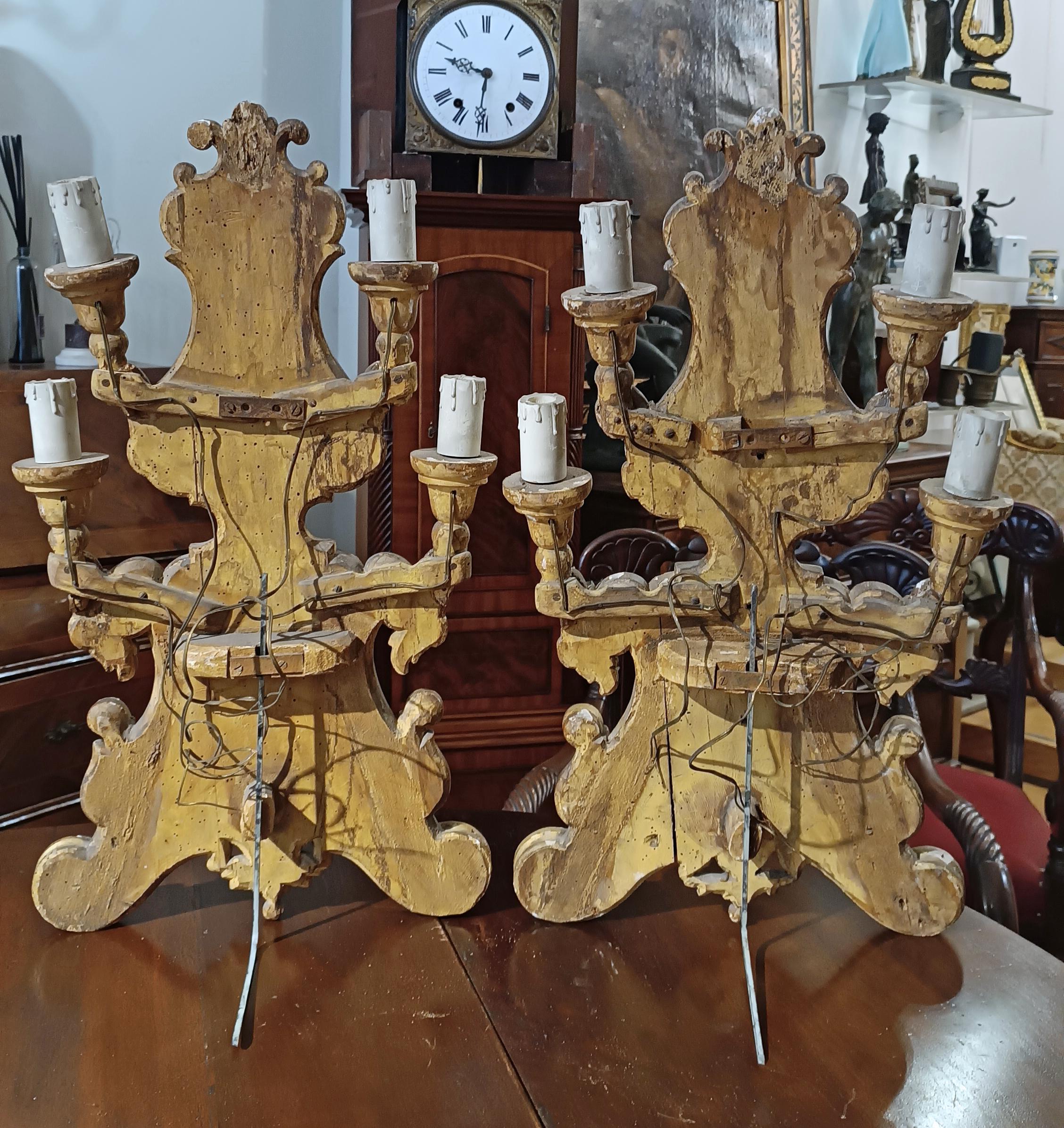 MID 18th CENTURY PAIR OF GOLDEN WOOD CANDLESTICKS For Sale 4