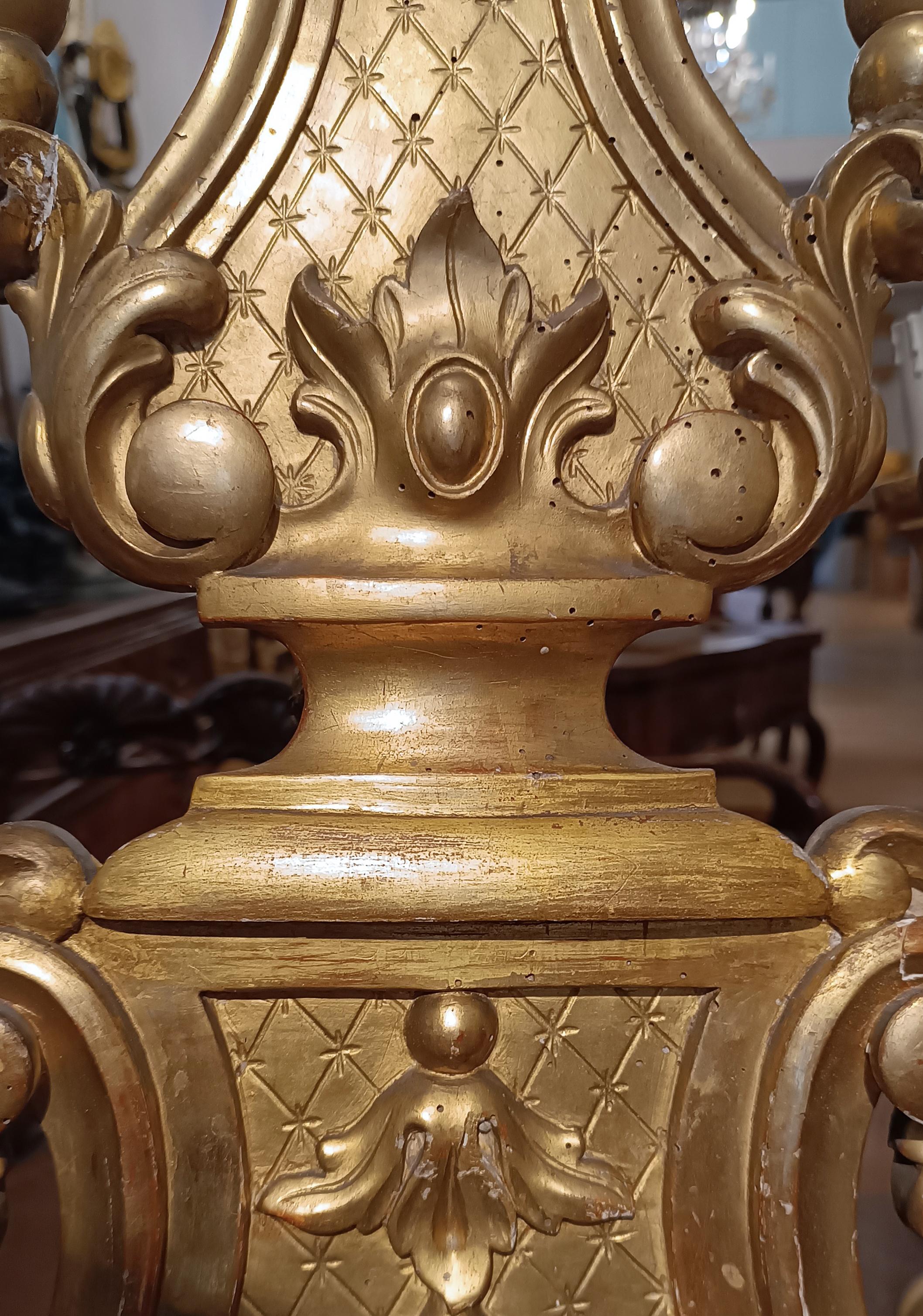 MID 18th CENTURY PAIR OF GOLDEN WOOD CANDLESTICKS In Good Condition For Sale In Firenze, FI