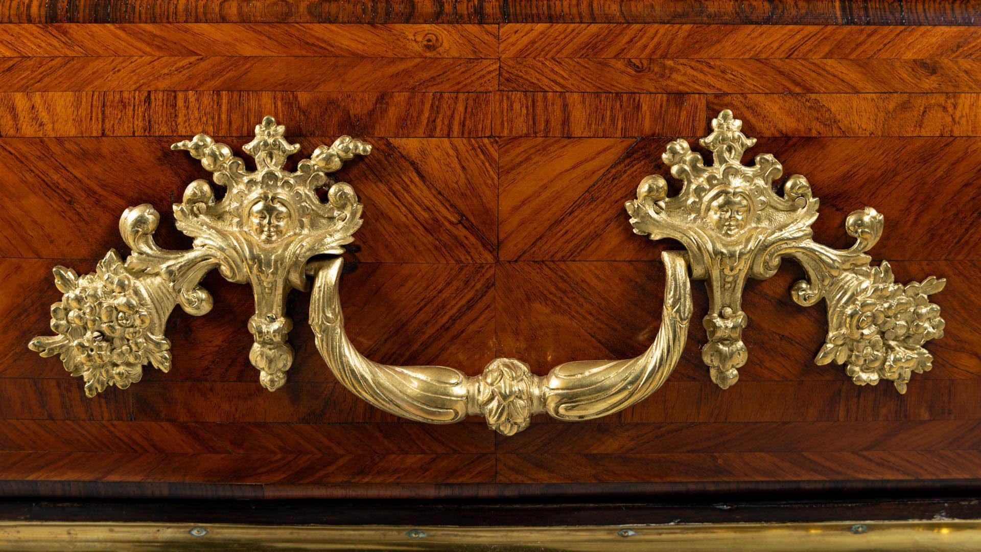 Commode parisienne du milieu du XVIIIe siècle, estampillée par Nicolas Bernard en vente 3
