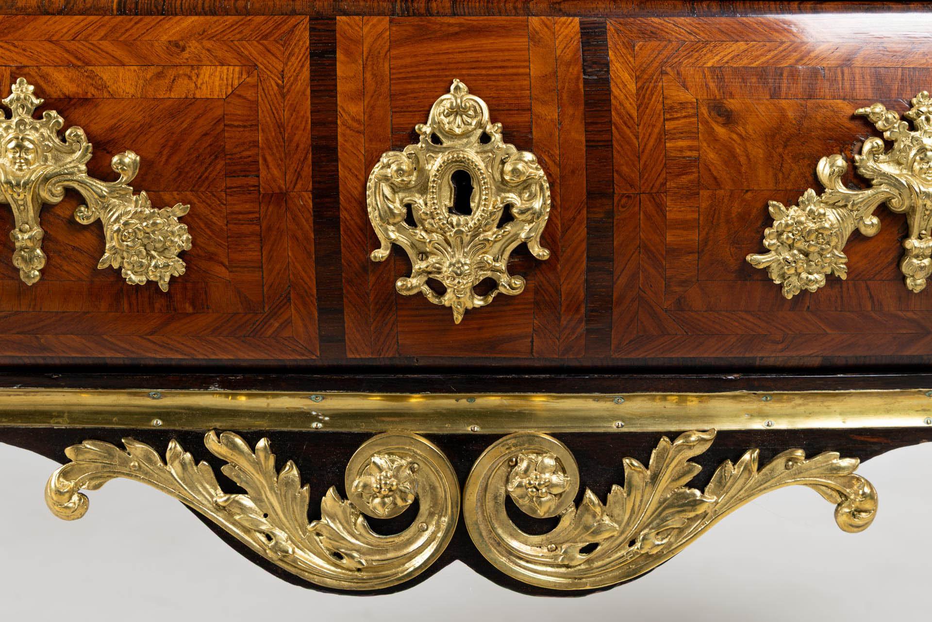 Commode parisienne du milieu du XVIIIe siècle, estampillée par Nicolas Bernard en vente 4