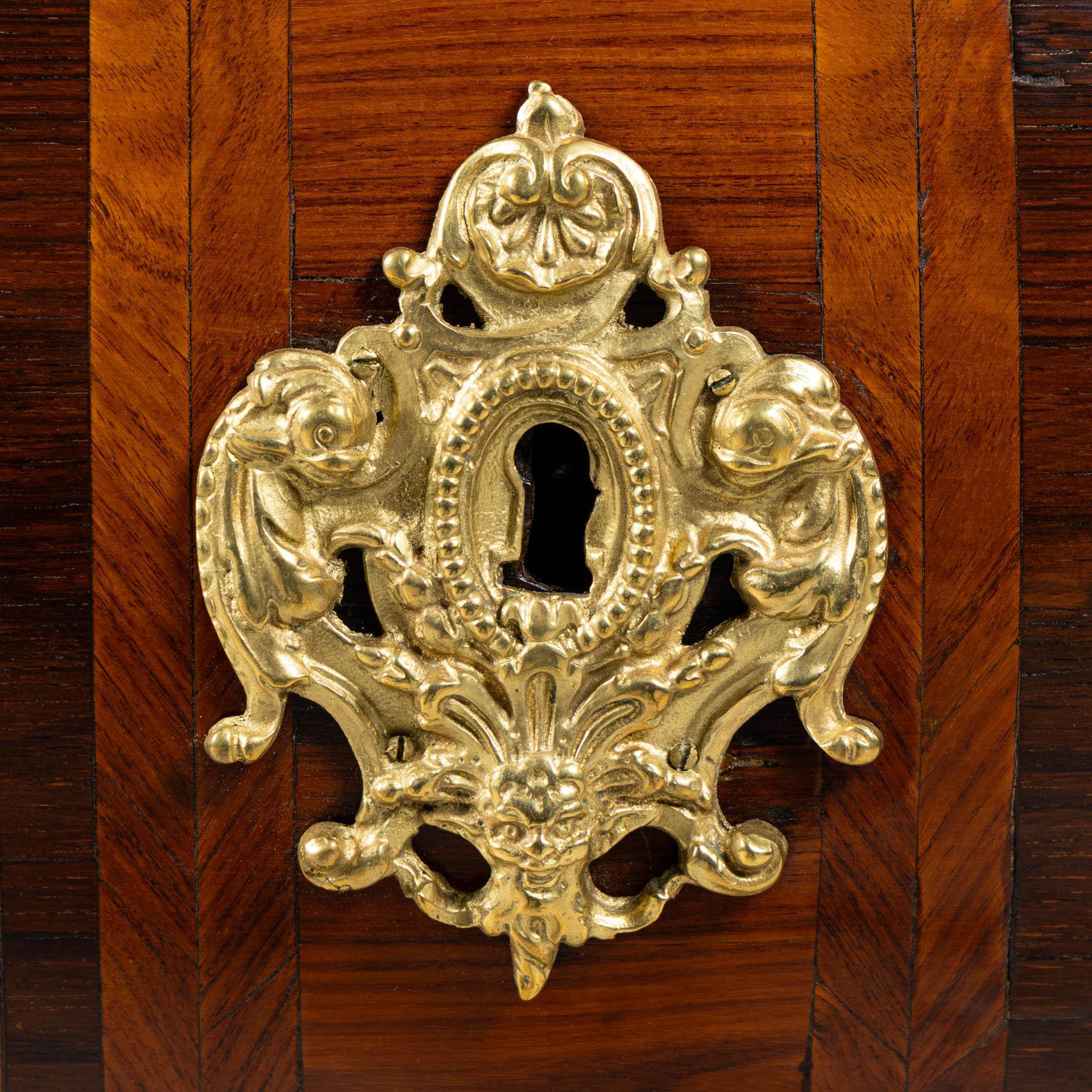 Commode parisienne du milieu du XVIIIe siècle, estampillée par Nicolas Bernard en vente 5