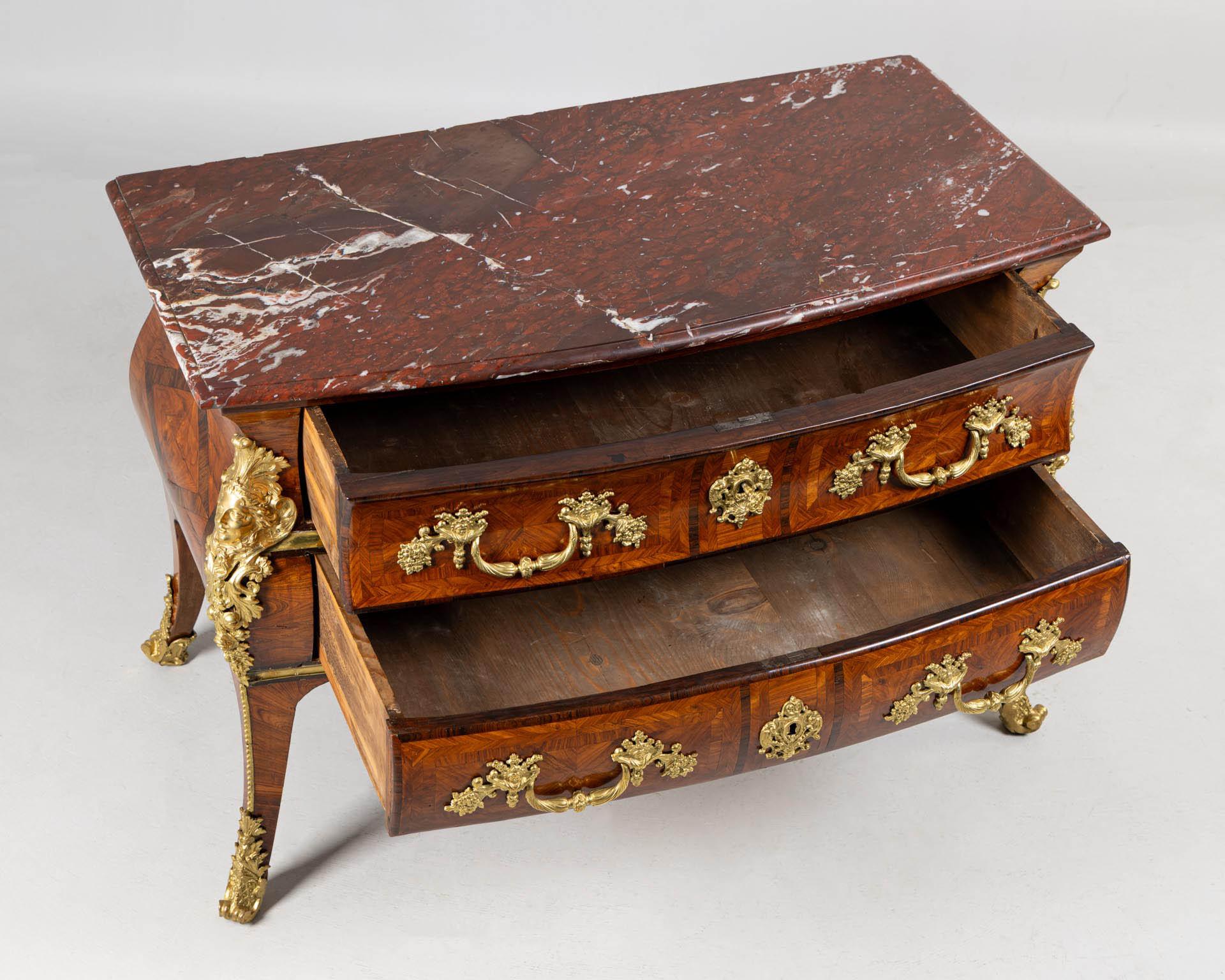 Commode parisienne du milieu du XVIIIe siècle, estampillée par Nicolas Bernard en vente 8
