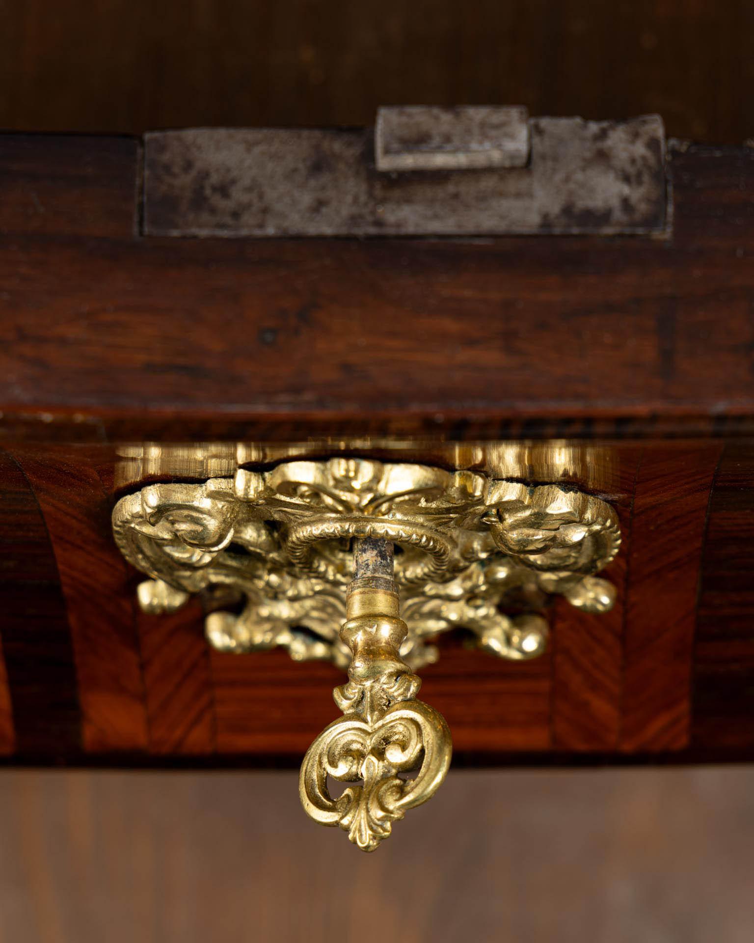 Commode parisienne du milieu du XVIIIe siècle, estampillée par Nicolas Bernard en vente 9