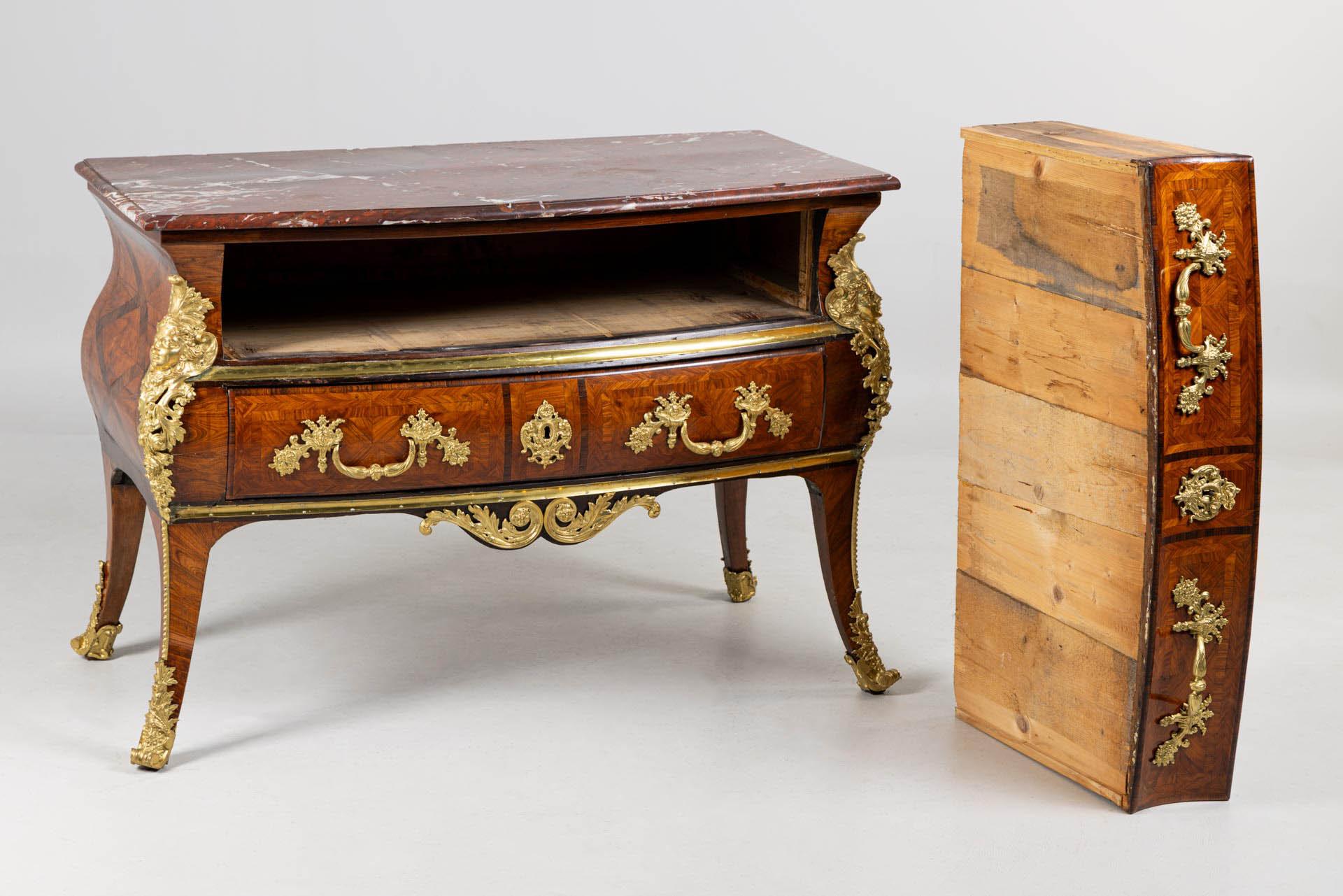Commode parisienne du milieu du XVIIIe siècle, estampillée par Nicolas Bernard en vente 10