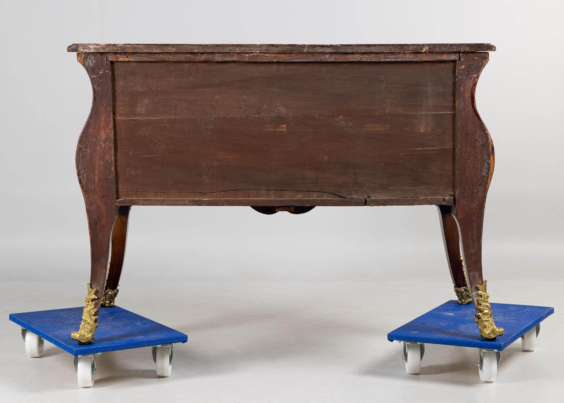 Commode parisienne du milieu du XVIIIe siècle, estampillée par Nicolas Bernard en vente 11