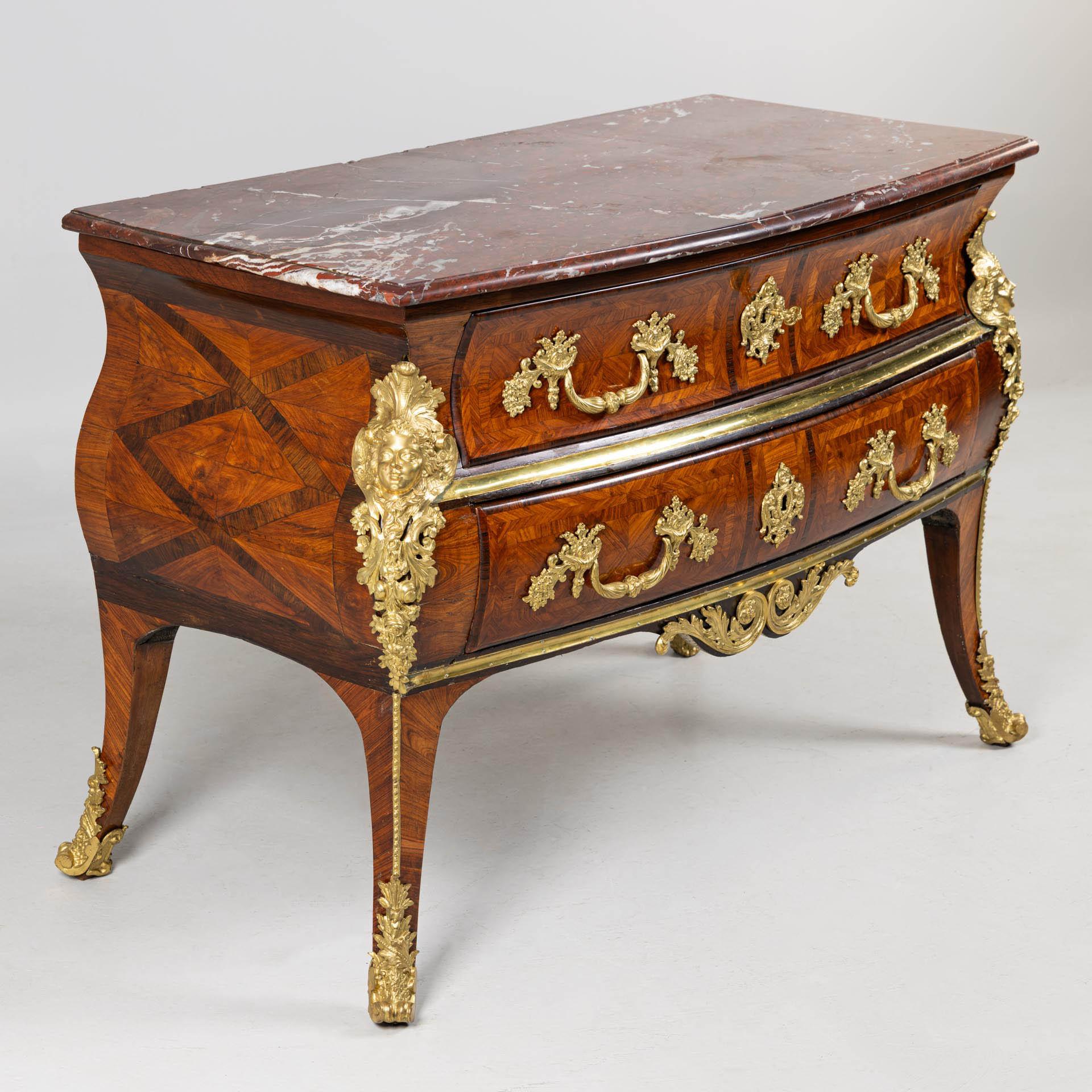 Commode Régence de l'atelier de Nicolas Bernard

France
Bois de violette
Milieu du XVIIIe siècle

Dimensions : H × L × P : 83 × 125 × 62 cm

Description :
Cette belle commode Régence ou Louis XV, à la façade incurvée et au corps élégamment galbé,
