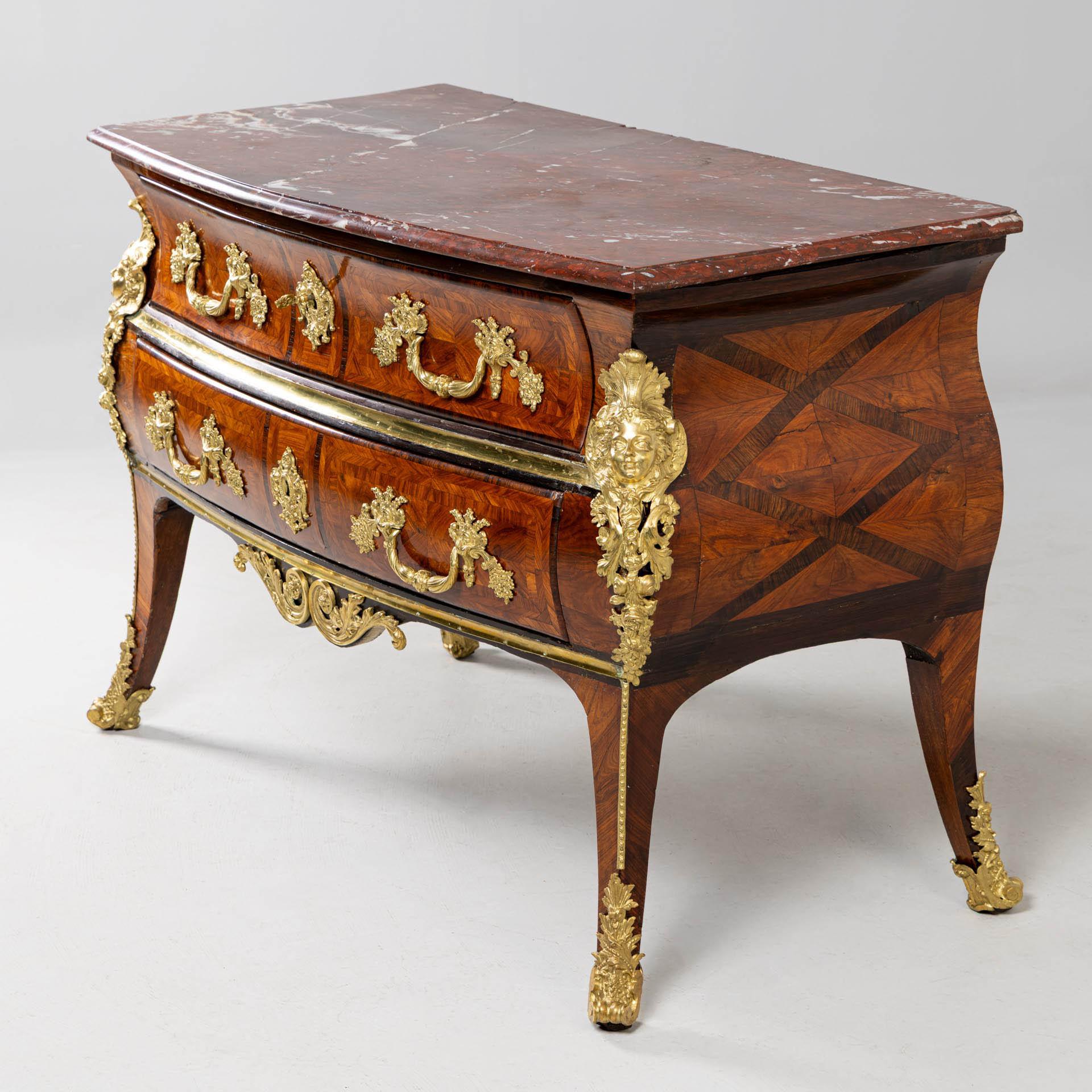 Louis XV Commode parisienne du milieu du XVIIIe siècle, estampillée par Nicolas Bernard en vente
