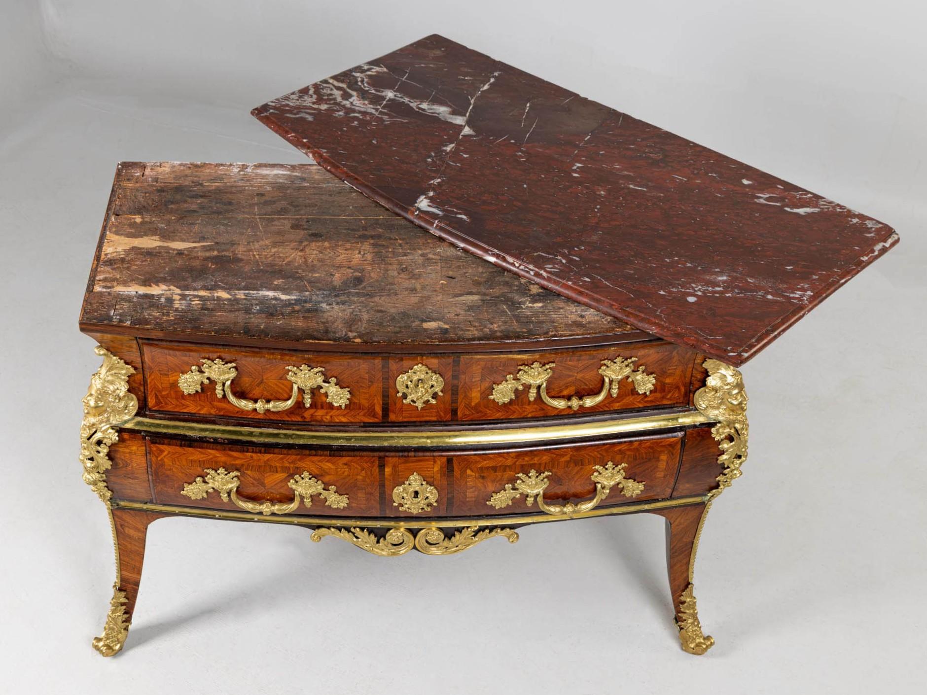 Français Commode parisienne du milieu du XVIIIe siècle, estampillée par Nicolas Bernard en vente
