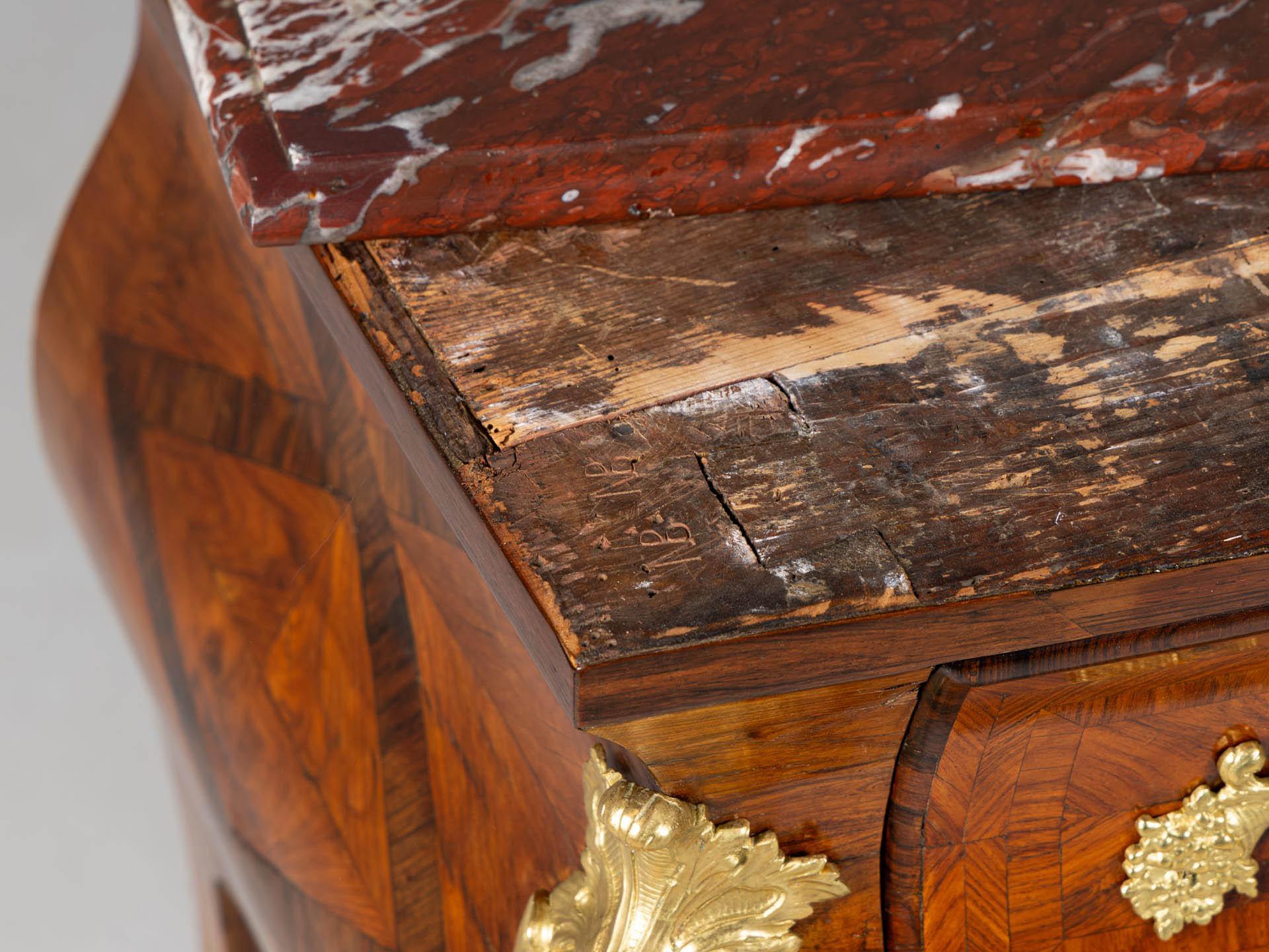 Marqueterie Commode parisienne du milieu du XVIIIe siècle, estampillée par Nicolas Bernard en vente