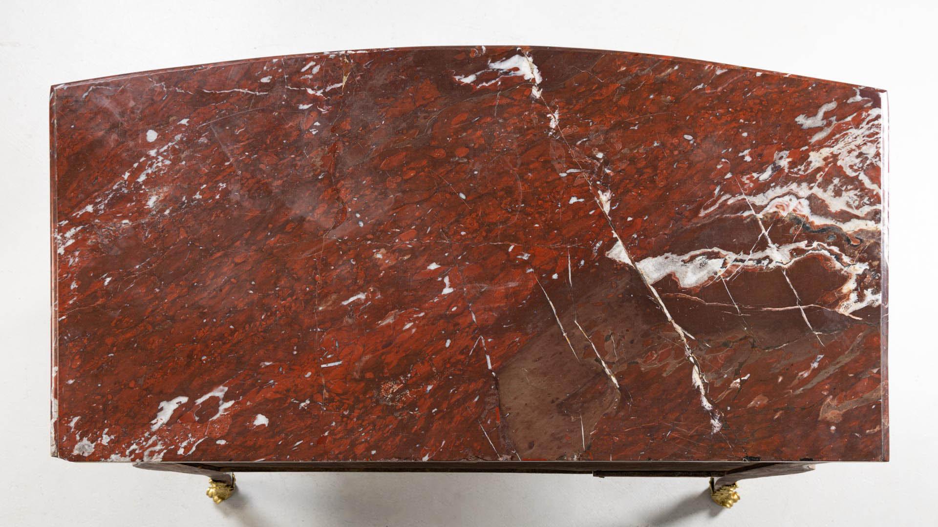 Bronze doré Commode parisienne du milieu du XVIIIe siècle, estampillée par Nicolas Bernard en vente