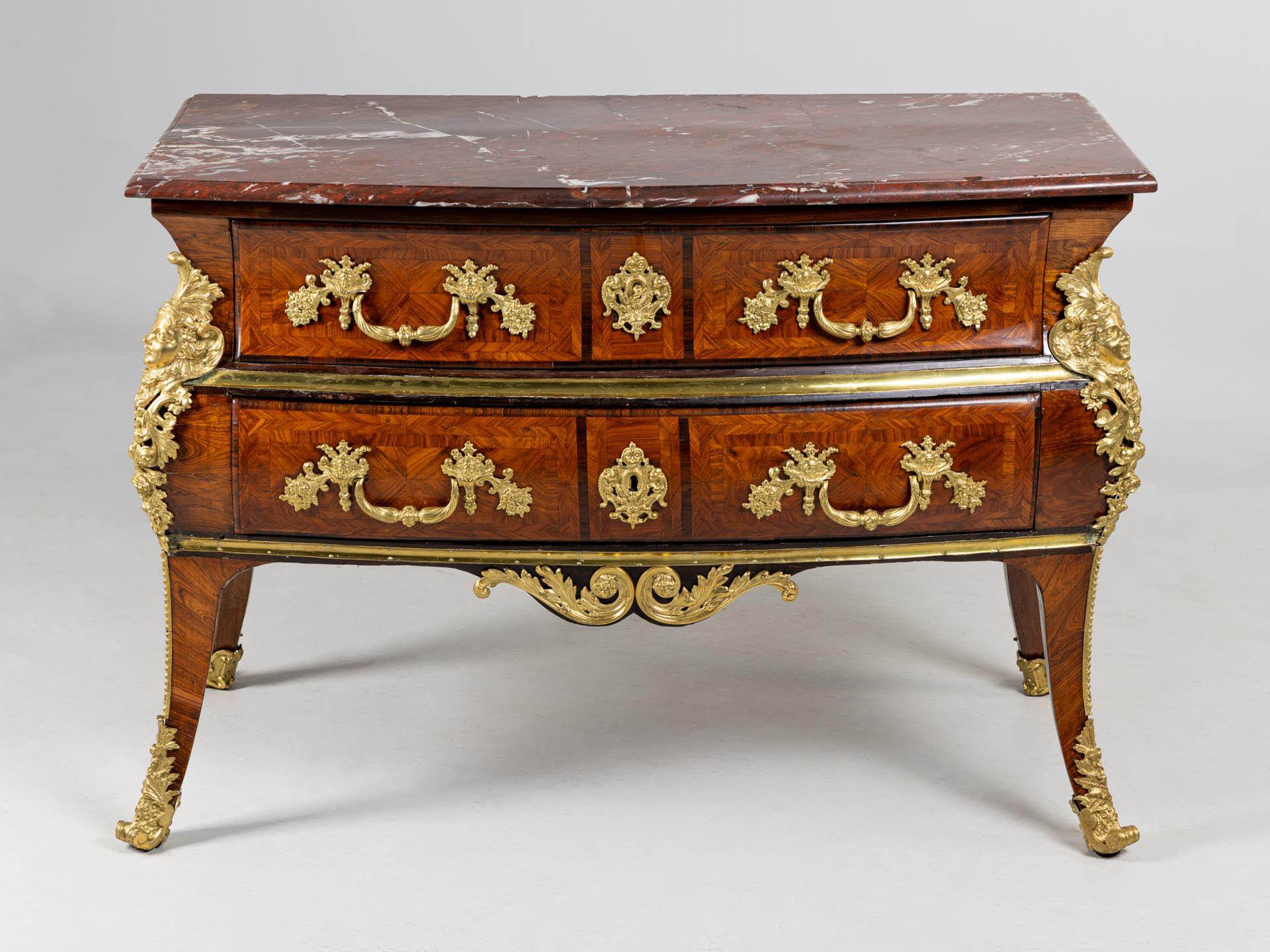 Commode parisienne du milieu du XVIIIe siècle, estampillée par Nicolas Bernard en vente 1