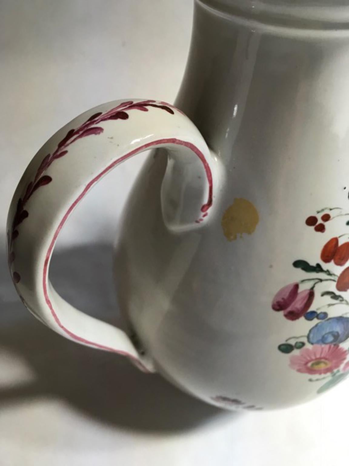 Italien Richard Ginori Mitte des 18. Jahrhunderts Porzellan Kaffeekanne mit Blumen Dekor im Angebot 4