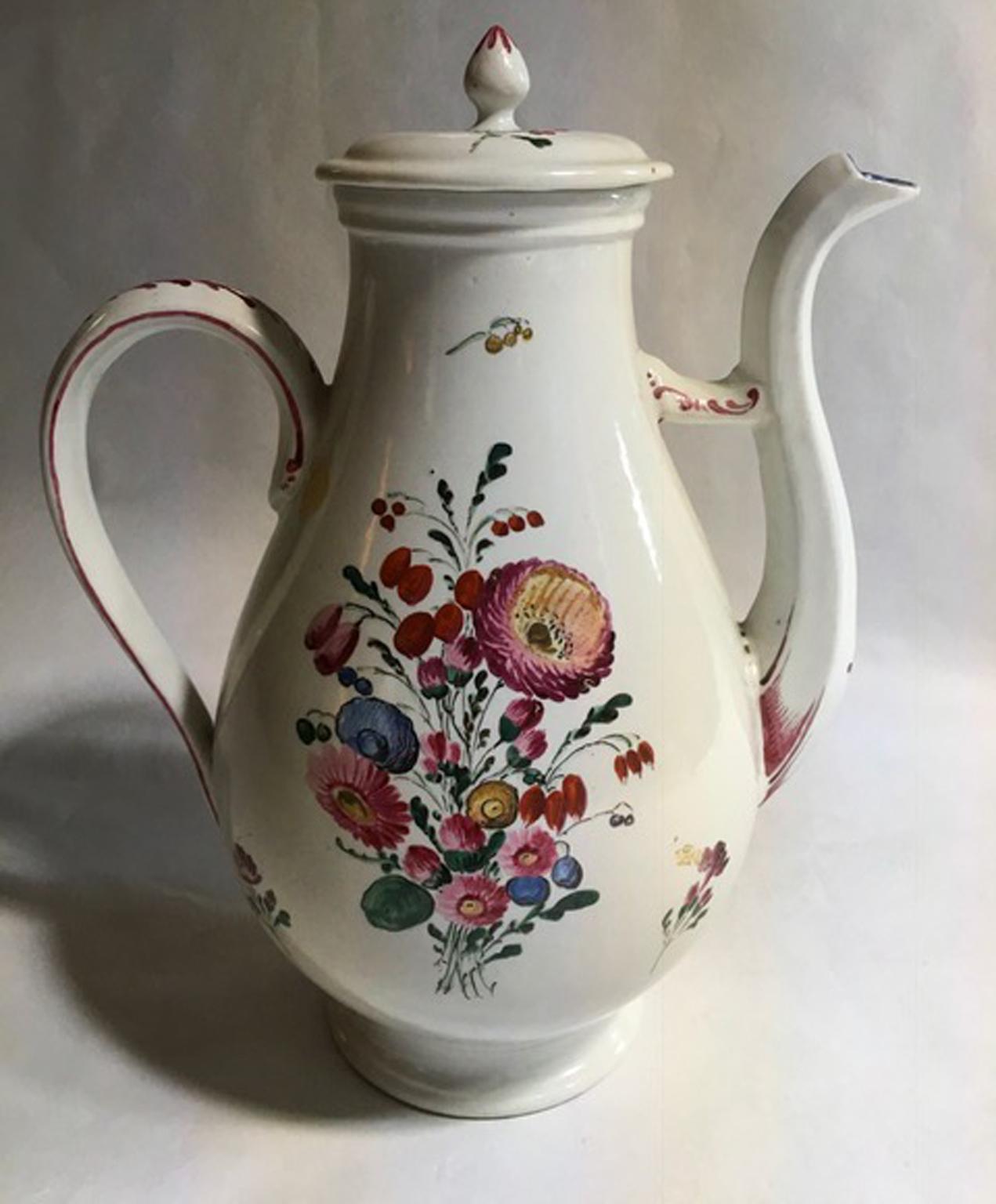 This is an Italian porcelain piece handmade by Richard Ginori. The high quality of this Italian production of Doccia, is recognizable at first glance. The flower decoration with pink roses and country flowers is hand painted with great skill.

The
