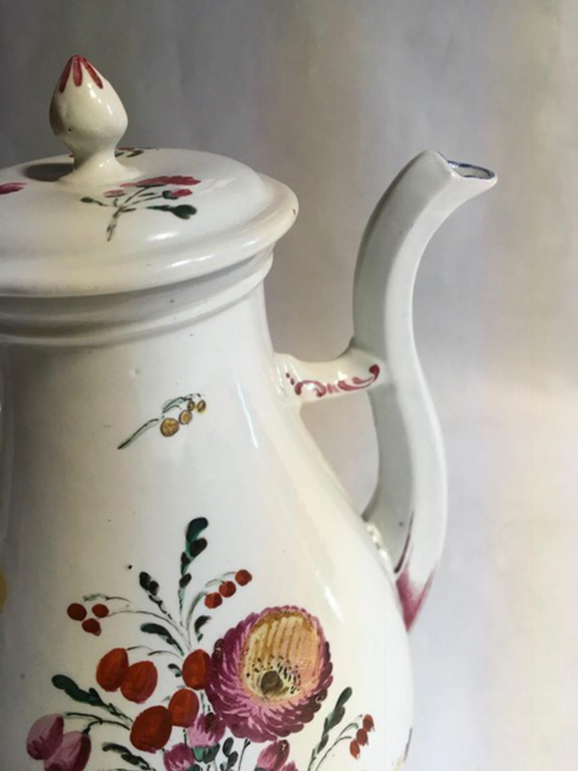 Italy Richard Ginori Mid-18th Century Porcelain Coffee Pot with Flowers Decor In Good Condition For Sale In Brescia, IT