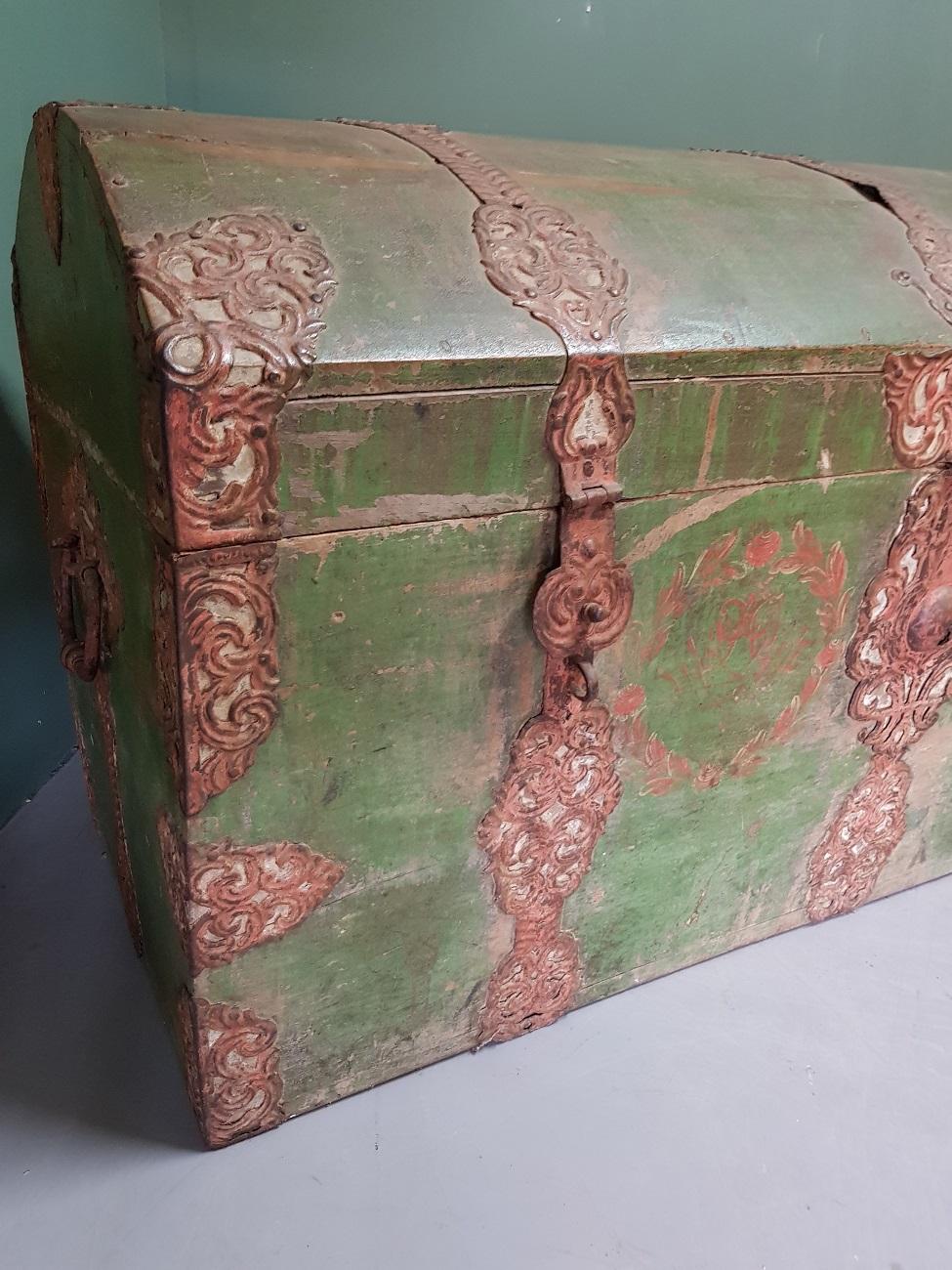 Hand-Painted Mid-18th Century Scandinavian Oak Bridal Dome Trunk, Dated 1745 For Sale