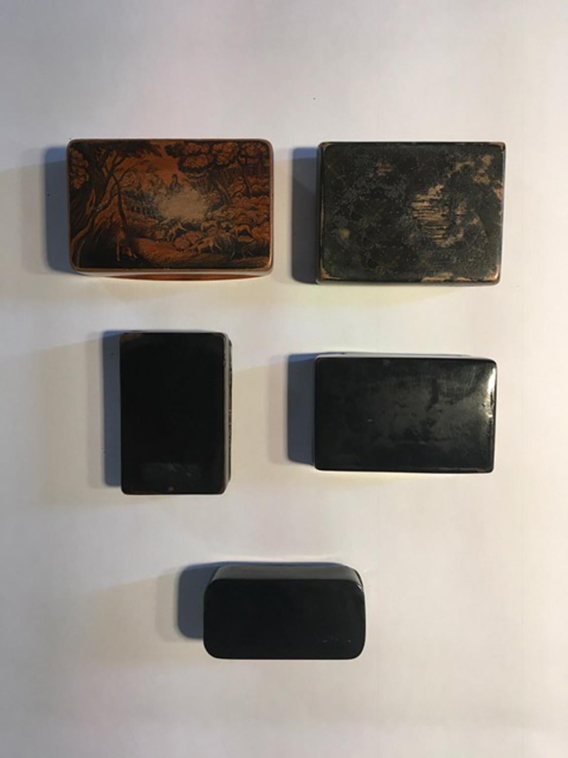 Ces boîtes en bois laqué fin sont de style romantique et sont peintes sur les deux faces : sur l'une d'entre elles, on voit une élégante dame et sur l'autre, un paysage naturel, si fin qu'il ressemble à une peinture flamande. Toutes les boîtes sont