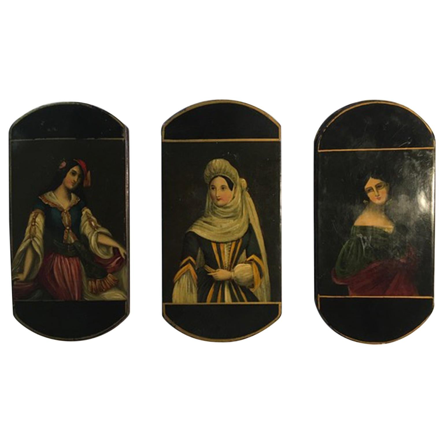 Set von drei lackierten Holzschachteln mit Porträts, Mitte des 18. Jahrhunderts