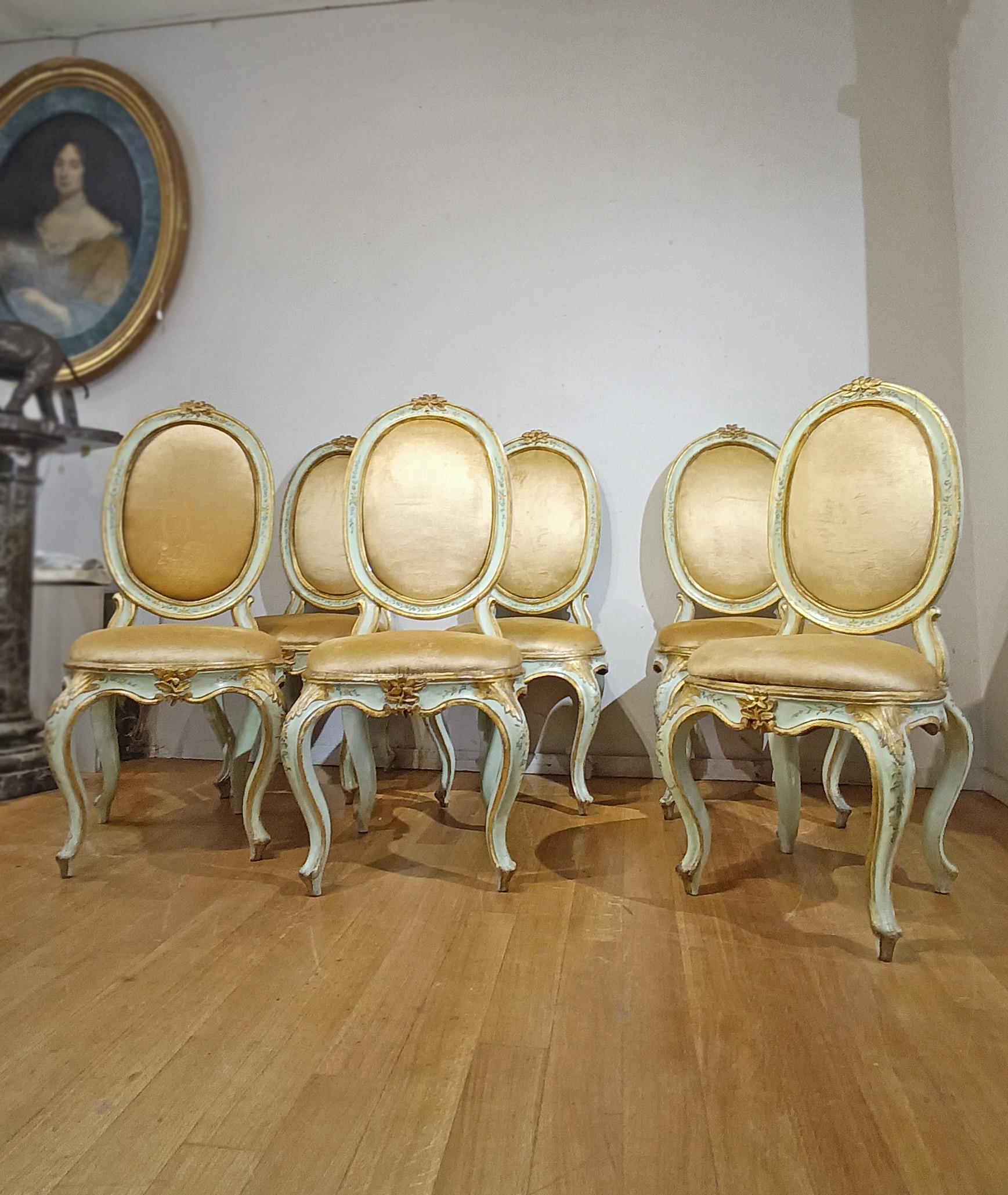 MID-18th CENTURY SIX LOUIS XV CHAIRS IN LACQUERED, PAINTED AND GILDED WOOD im Angebot 2