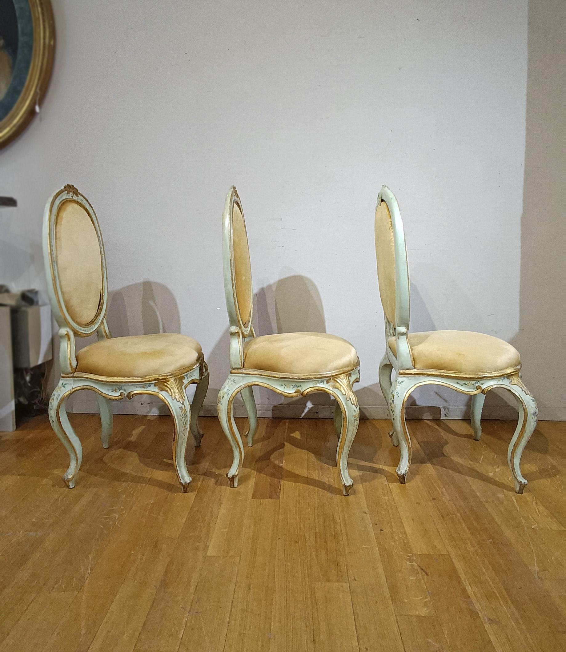 MID-18th CENTURY SIX LOUIS XV CHAIRS IN LACQUERED, PAINTED AND GILDED WOOD (Louis XV.) im Angebot