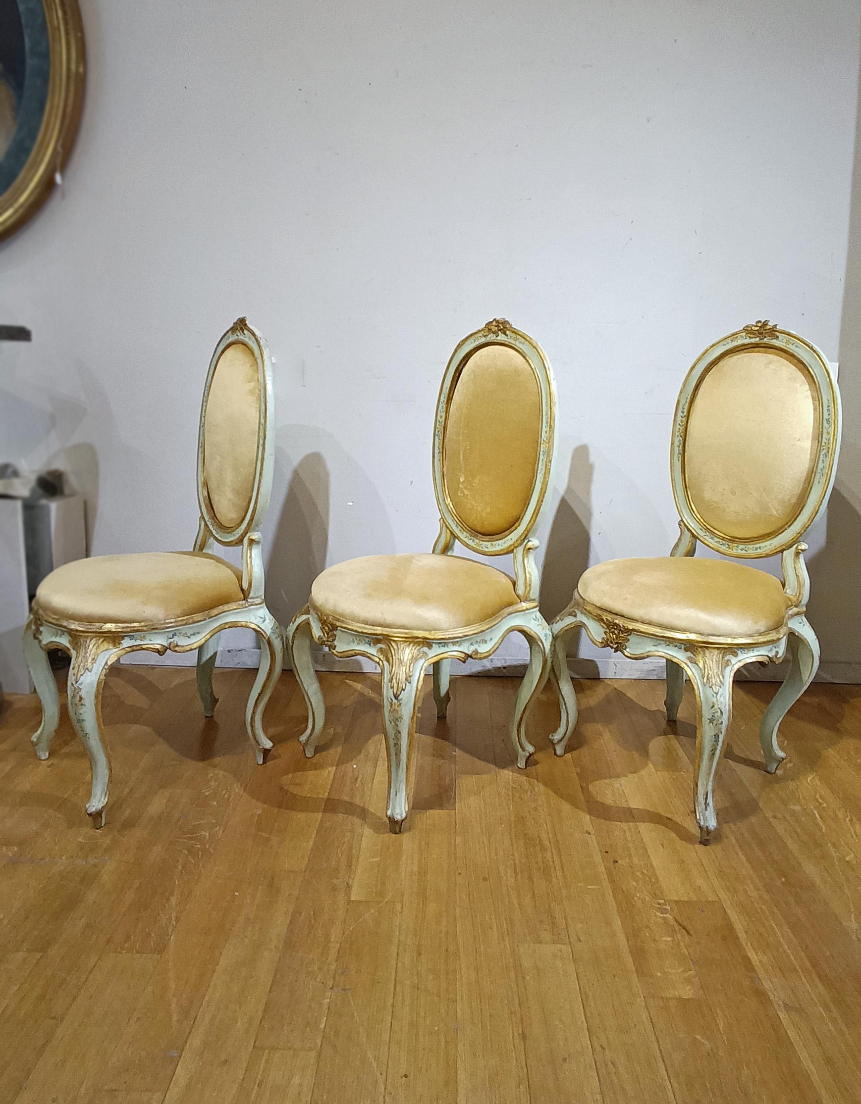 MID-18th CENTURY SIX LOUIS XV CHAIRS IN LACQUERED, PAINTED AND GILDED WOOD (Italian) im Angebot