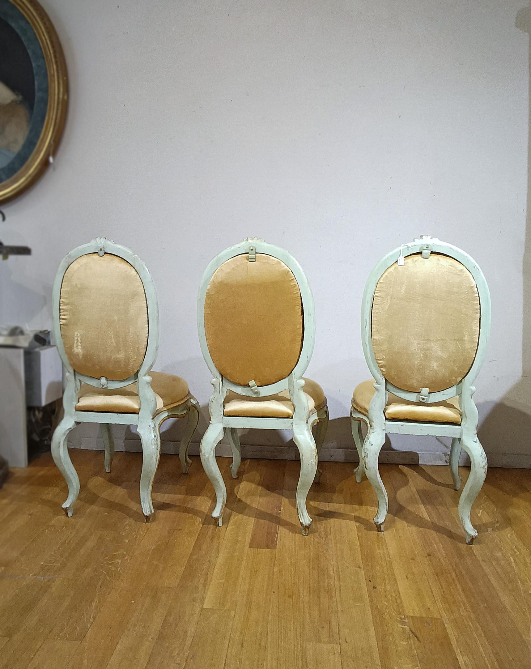 MID-18th CENTURY SIX LOUIS XV CHAIRS IN LACQUERED, PAINTED AND GILDED WOOD (Handgeschnitzt) im Angebot