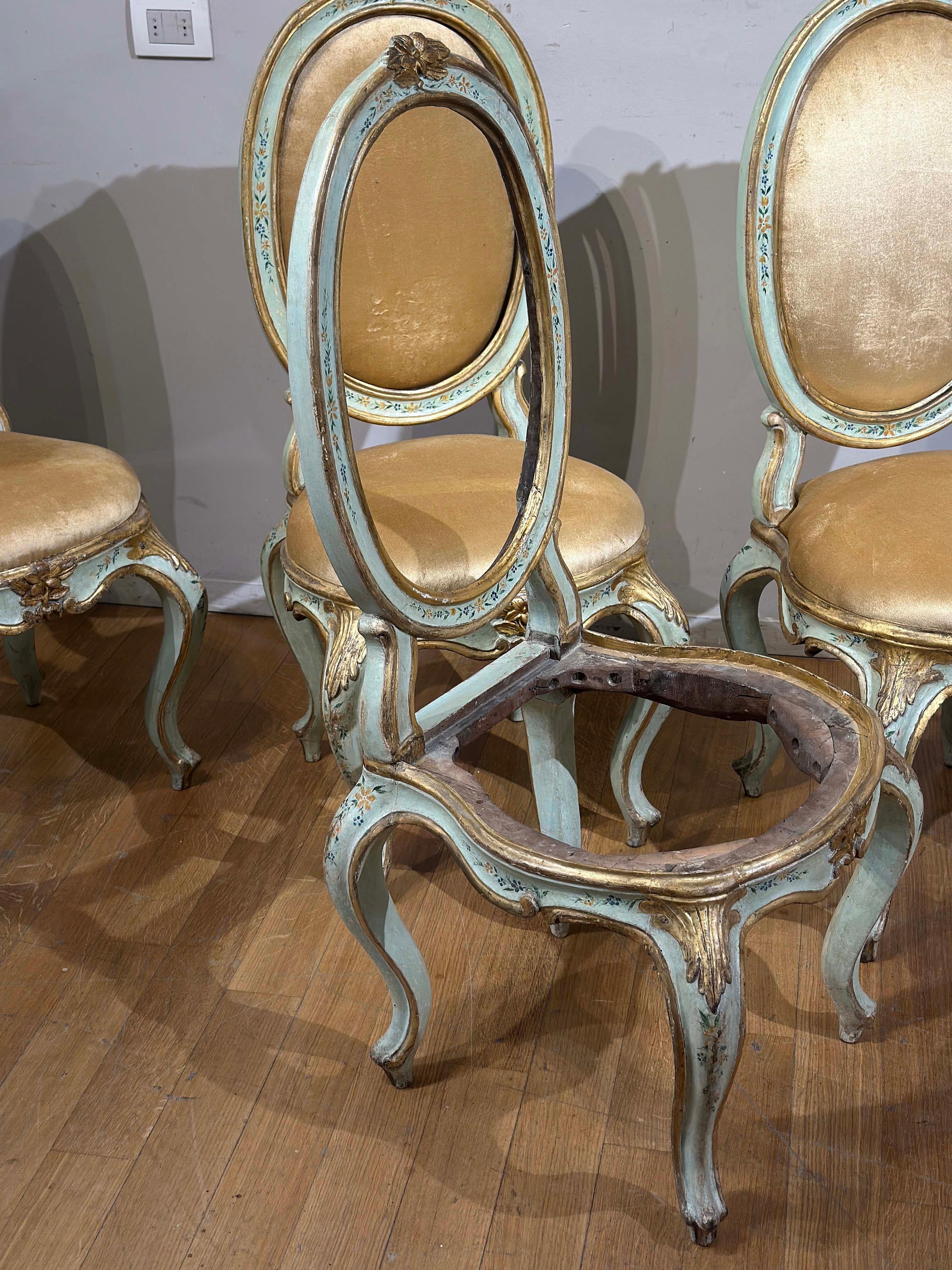 MID-18th CENTURY SIX LOUIS XV CHAIRS IN LACQUERED, PAINTED AND GILDED WOOD im Zustand „Gut“ im Angebot in Firenze, FI