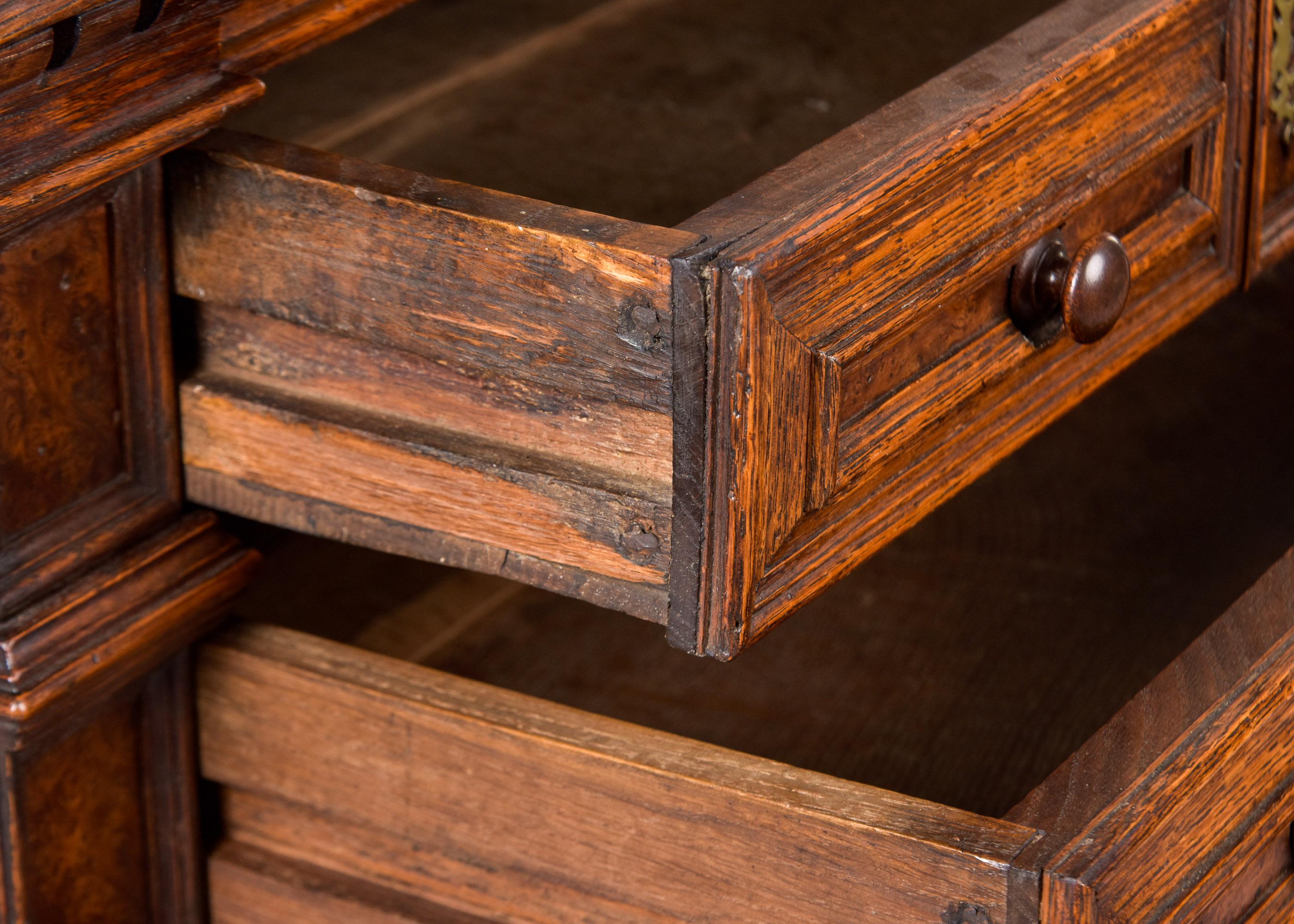 Piccola cassapanca inglese di Oak della metà del XVIII secolo in vendita 8