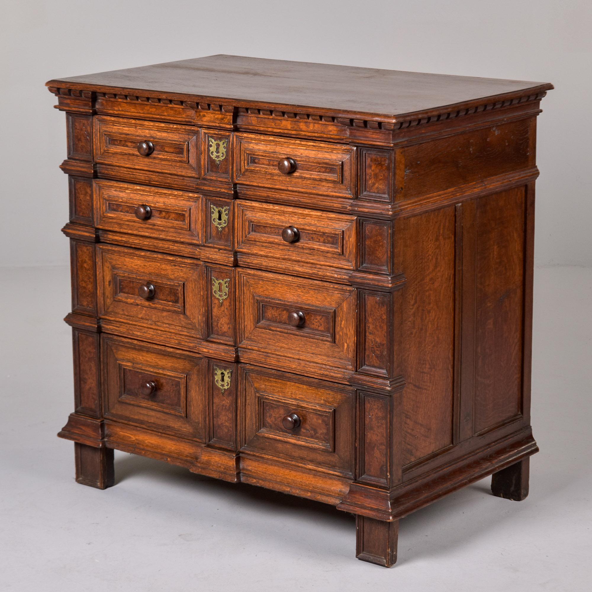 Trovata in Inghilterra, questa cassettiera in quercia risale al 1750 circa. La cassettiera in rovere a quattro cassetti è dotata di bottoni automatici in ottone (non è stata trovata la chiave) e di pomelli in legno per i cassetti. I due cassetti