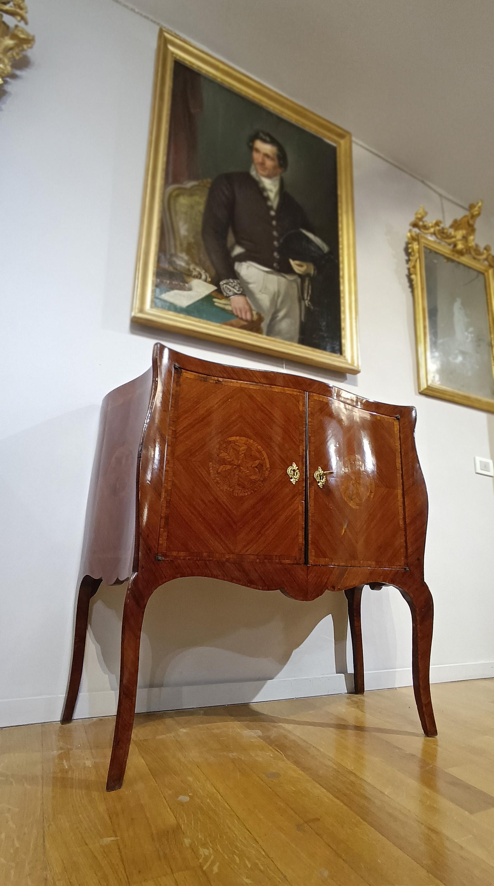 MID-18th CENTURY SMALL SIDEBOARD WITH INLAYS in vendita 3