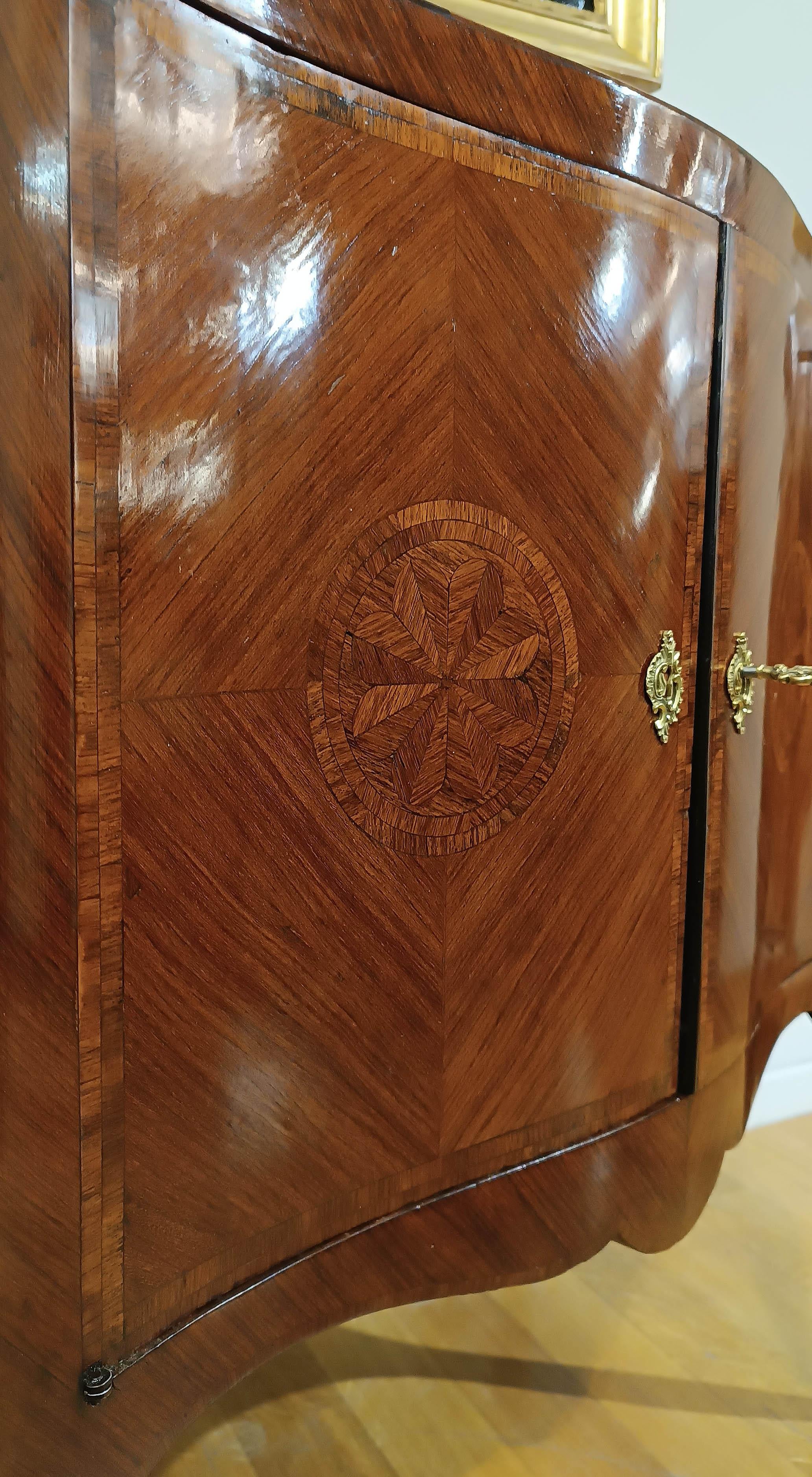 MID-18th CENTURY SMALL SIDEBOARD WITH INLAYS in vendita 4
