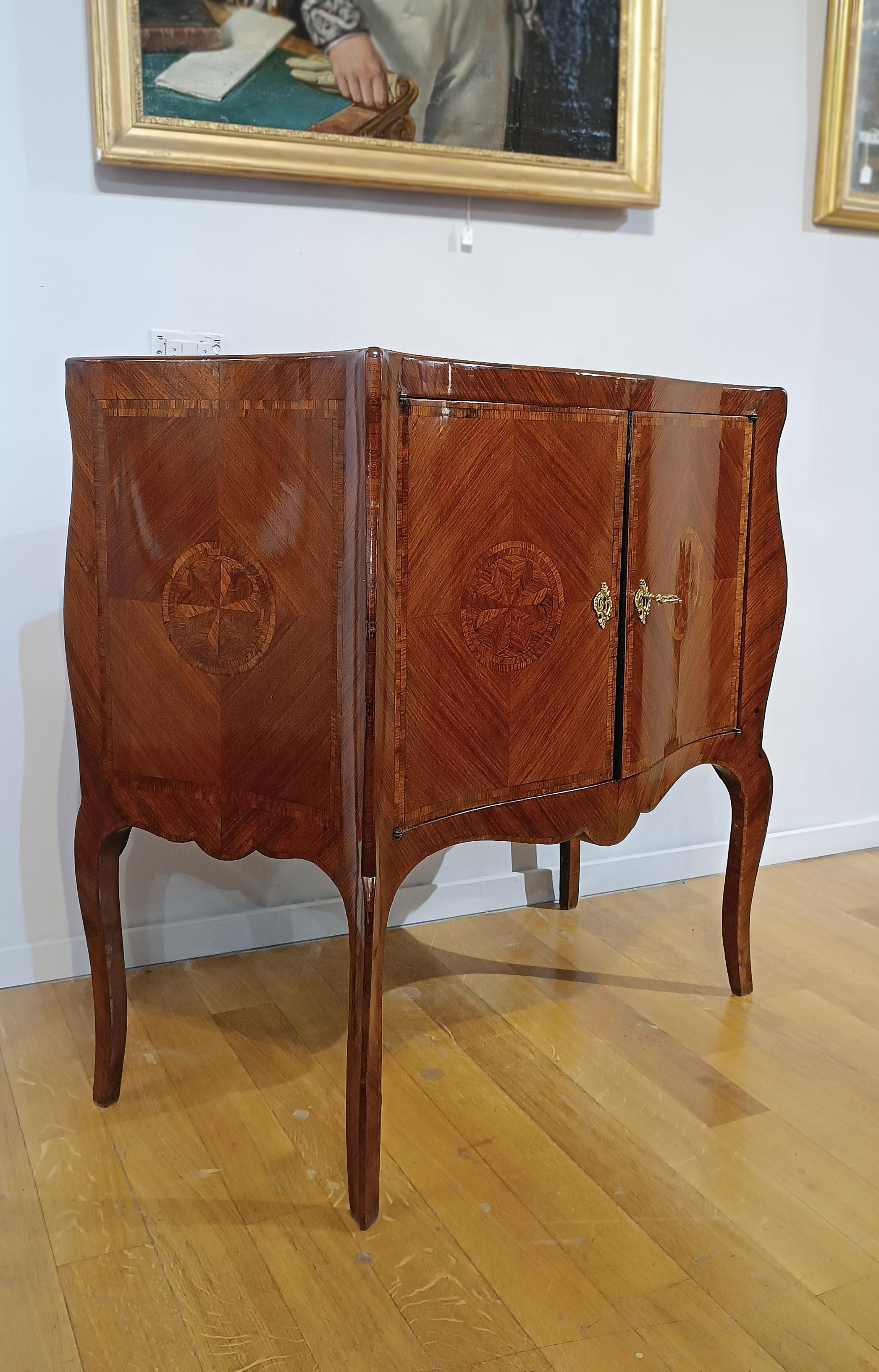 Italian MID-18th CENTURY SMALL SIDEBOARD WITH INLAYS in vendita