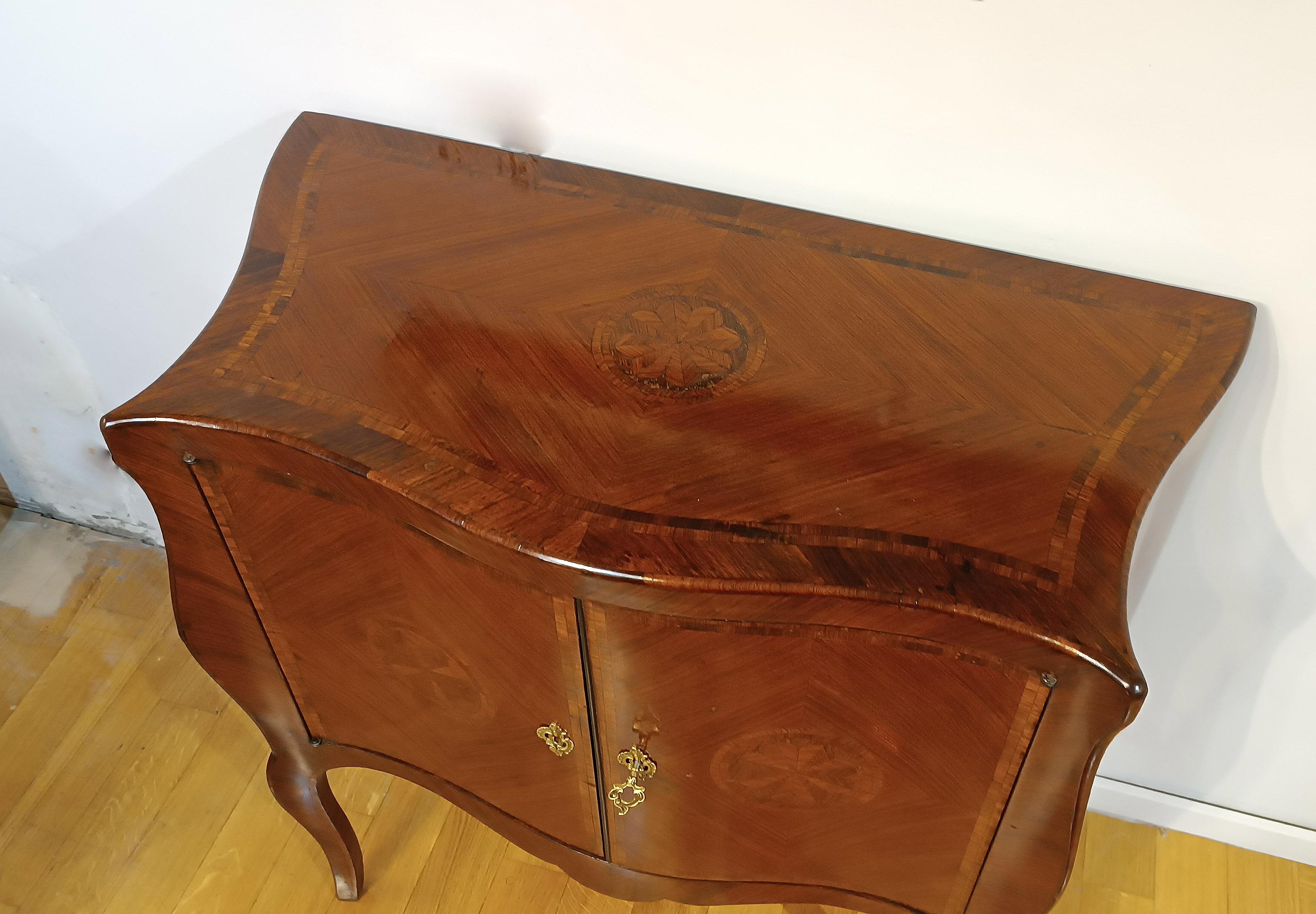 MID-18th CENTURY SMALL SIDEBOARD WITH INLAYS In condizioni buone in vendita a Firenze, FI