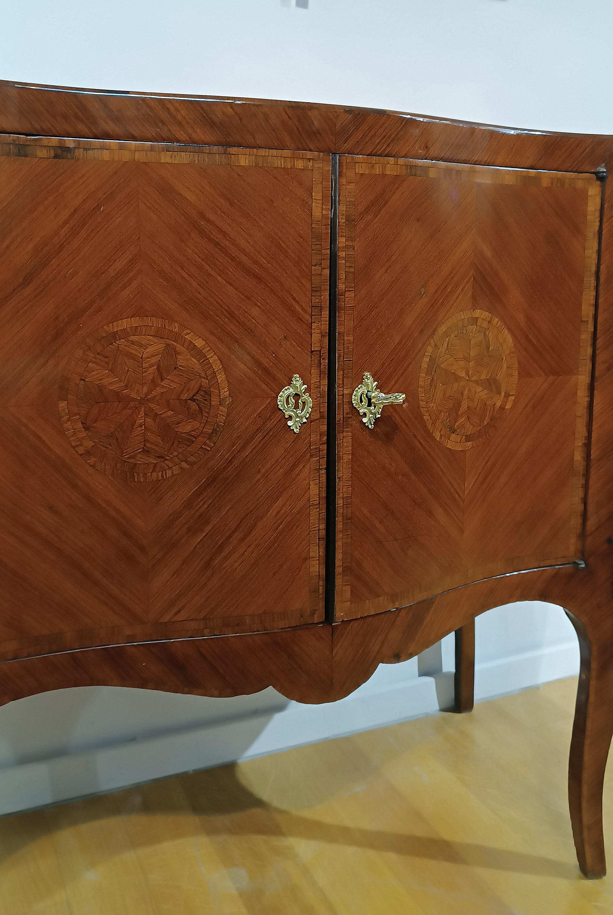 Bronzo MID-18th CENTURY SMALL SIDEBOARD WITH INLAYS in vendita