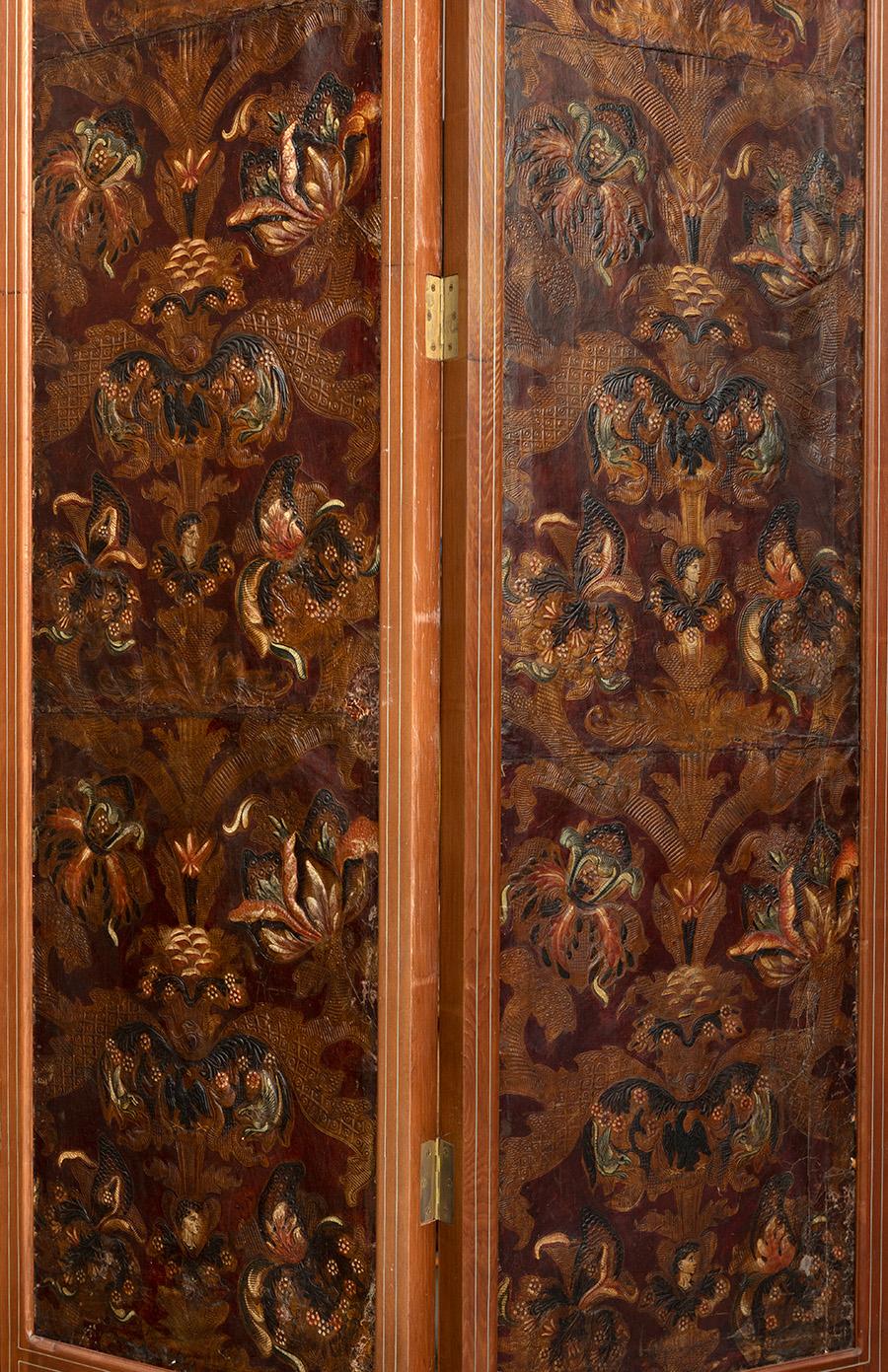 Set di due paraventi a 4 pannelli in pelle goffrata di Oak della metà del XVIII secolo, in stile Cordoba, con motivi vegetali dorati, policromia colorata, intarsi in osso e legno 