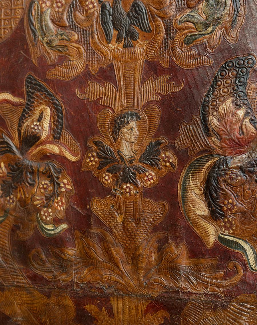 Ensemble de deux paravents pliants espagnols du milieu du XVIIIe siècle en cuir gaufré à 4 panneaux Bon état - En vente à Marbella, ES