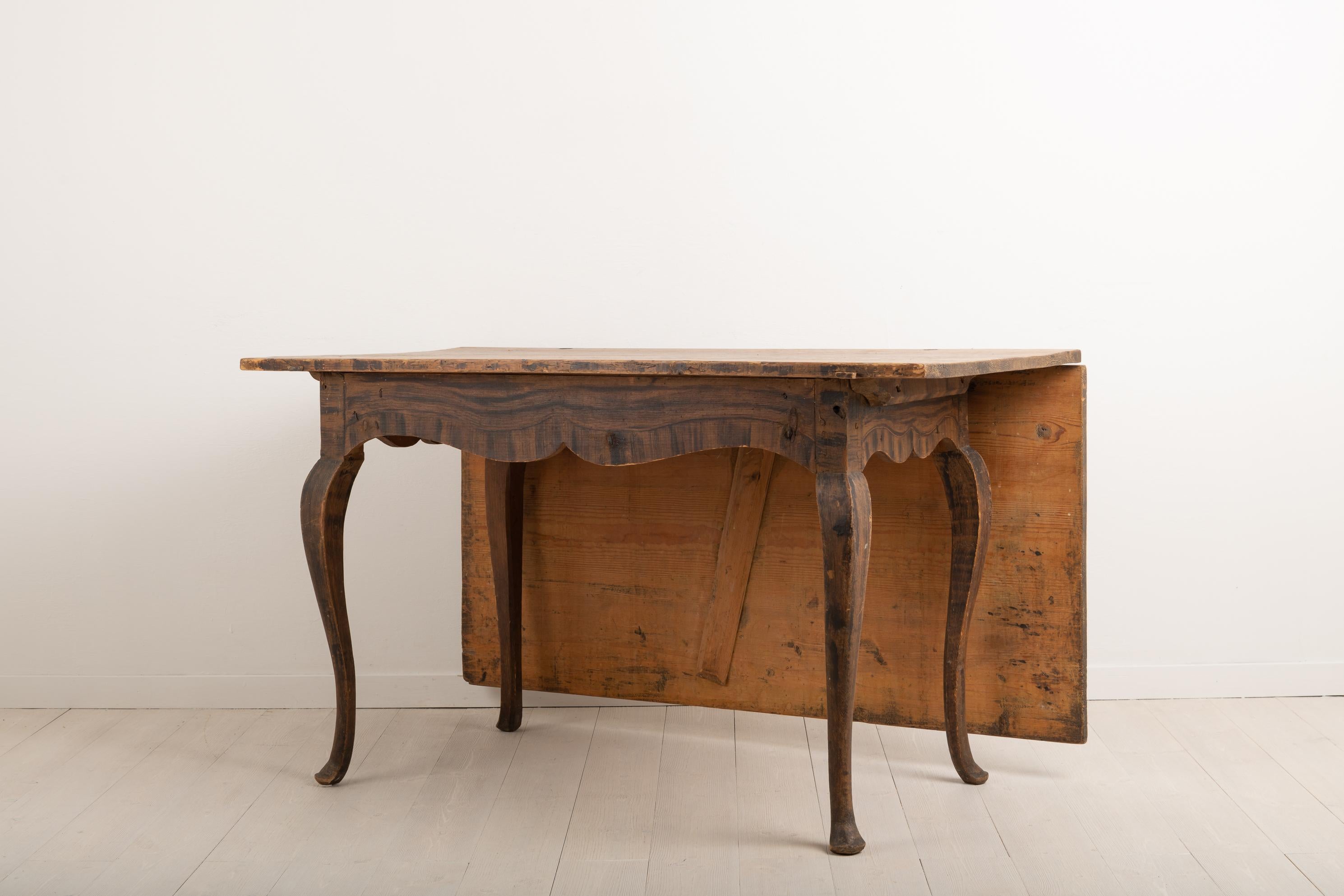 Mid-18th Century Swedish Baroque Drop-Leaf Table In Good Condition For Sale In Kramfors, SE